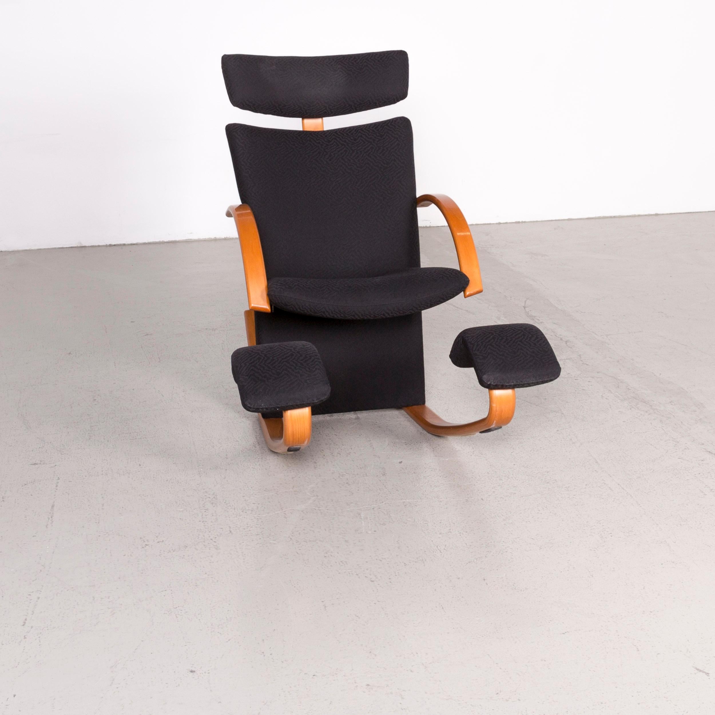 Nous vous présentons un fauteuil Stokke Gravity Balans design en tissu noir à bascule par Peters.
 

Le produit mesure en centimètres :

Profondeur : 125
Largeur : 80
Hauteur : 100
Hauteur de l'assise : 55
Hauteur du repos : 65
Profondeur