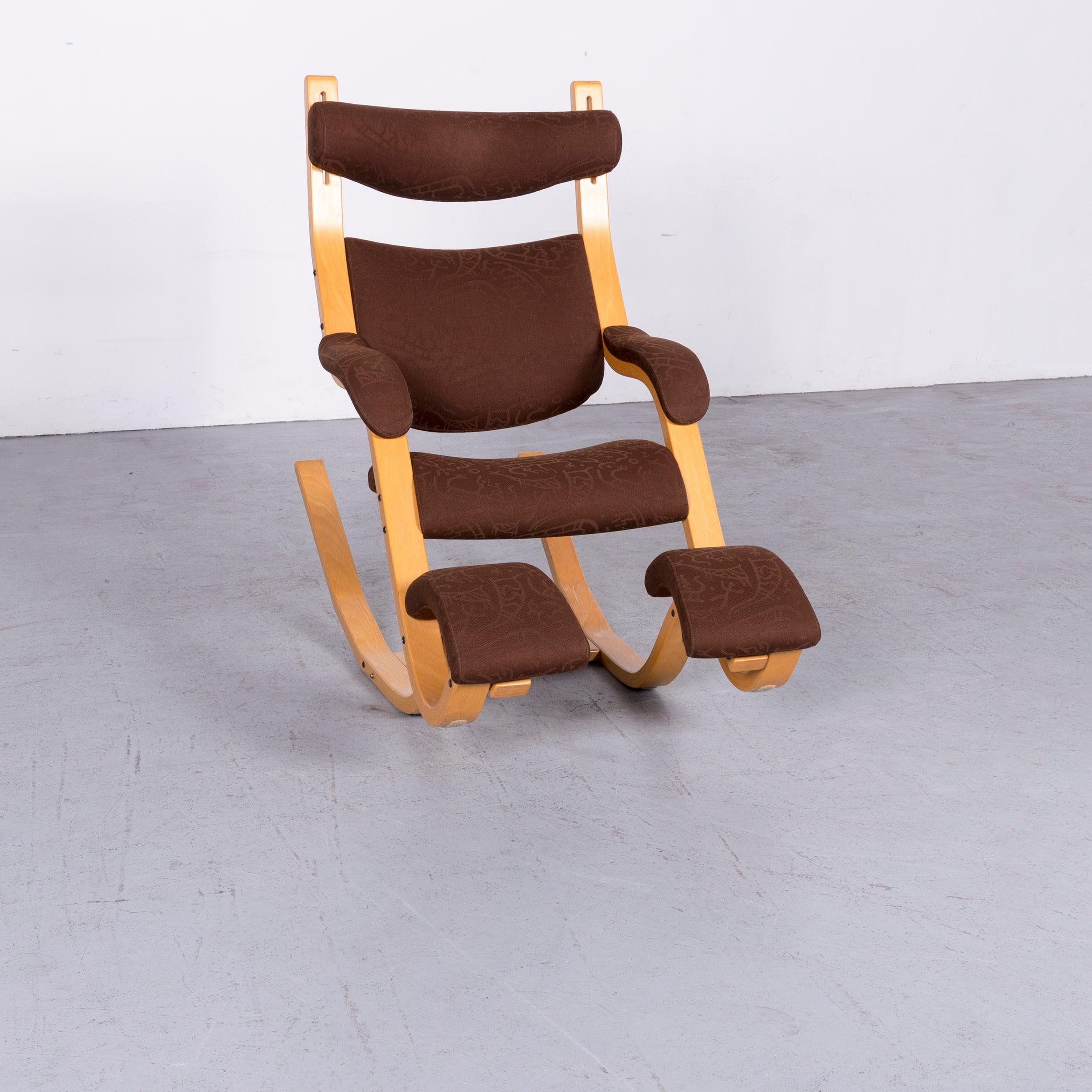 We bring to you a Stokke Gravity Balans designer fabric chair rocking chair brown pattern look.