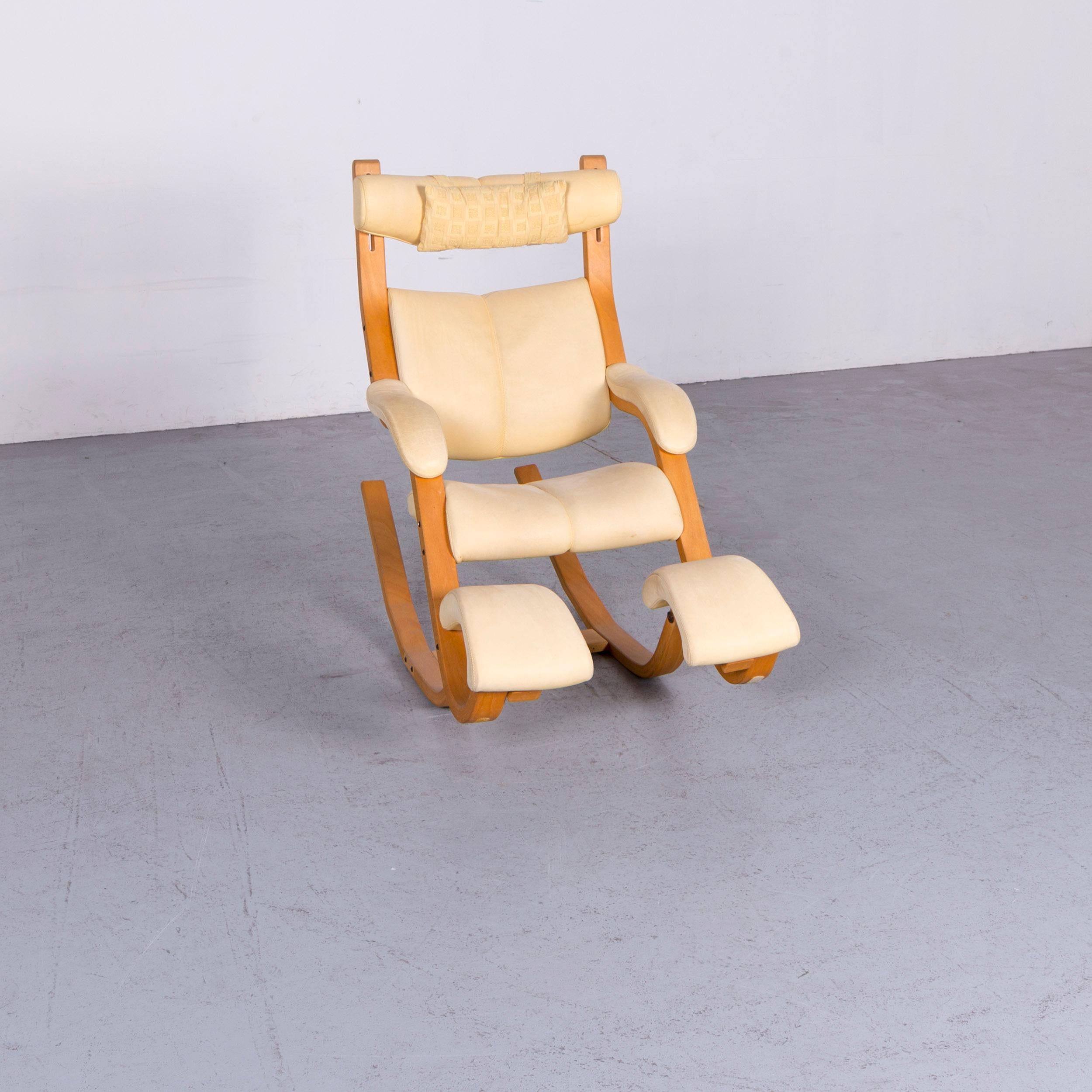 We bring to you a Stokke Gravity Balans designer leather chair rocking chair crème.