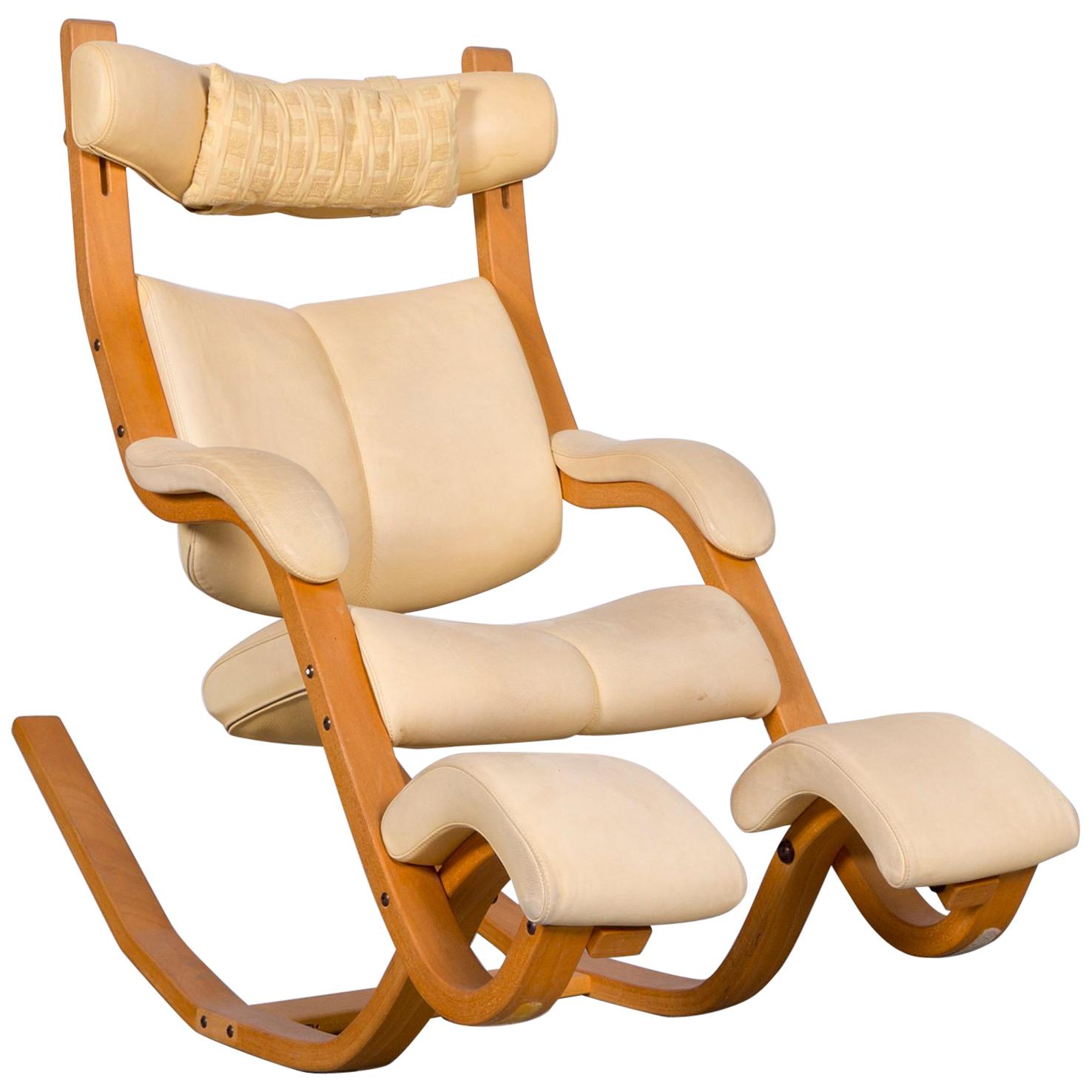 Stokke Gravity Balans Designer Leather Chair Rocking Chair Crème For Sale