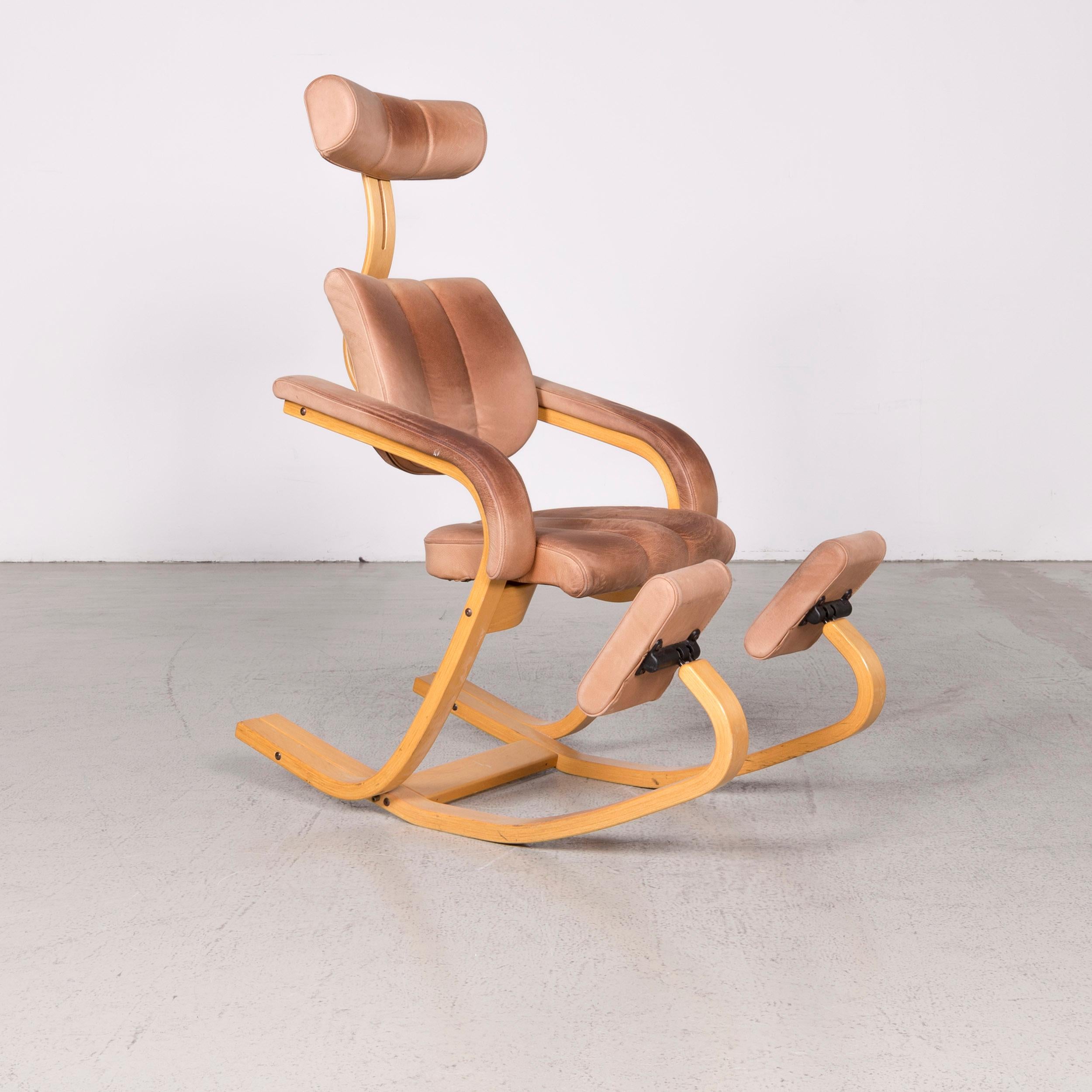 We bring to you a Stokke Gravity Balans designer leather wood rocking chair brown by Peter Opsvik.
 

Product measures in centimeters:

Depth: 125
Width: 65
Height: 100
Seat-height: 55
Rest-height: 70
Seat-depth: 45
Seat-width: