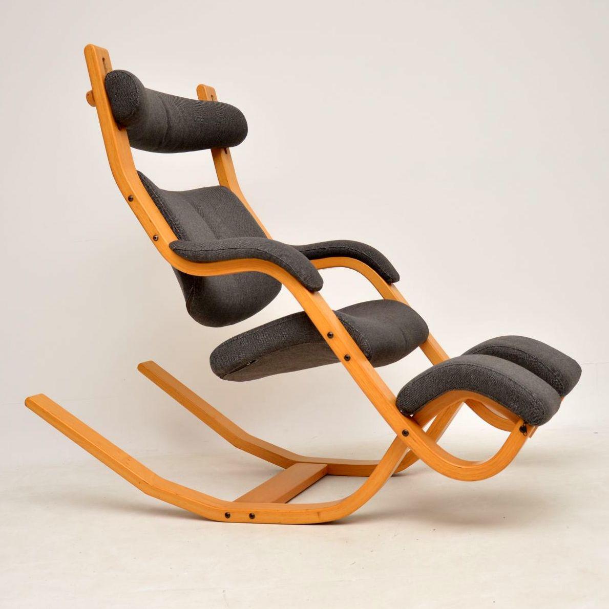 An unbelievably comfortable and iconic design by Peter Opsvik, this is the Gravity Balans recliner, made by Stokke. This dates from the late 20th century, we have had it recently re-upholstered, the condition is very good with just some extremely