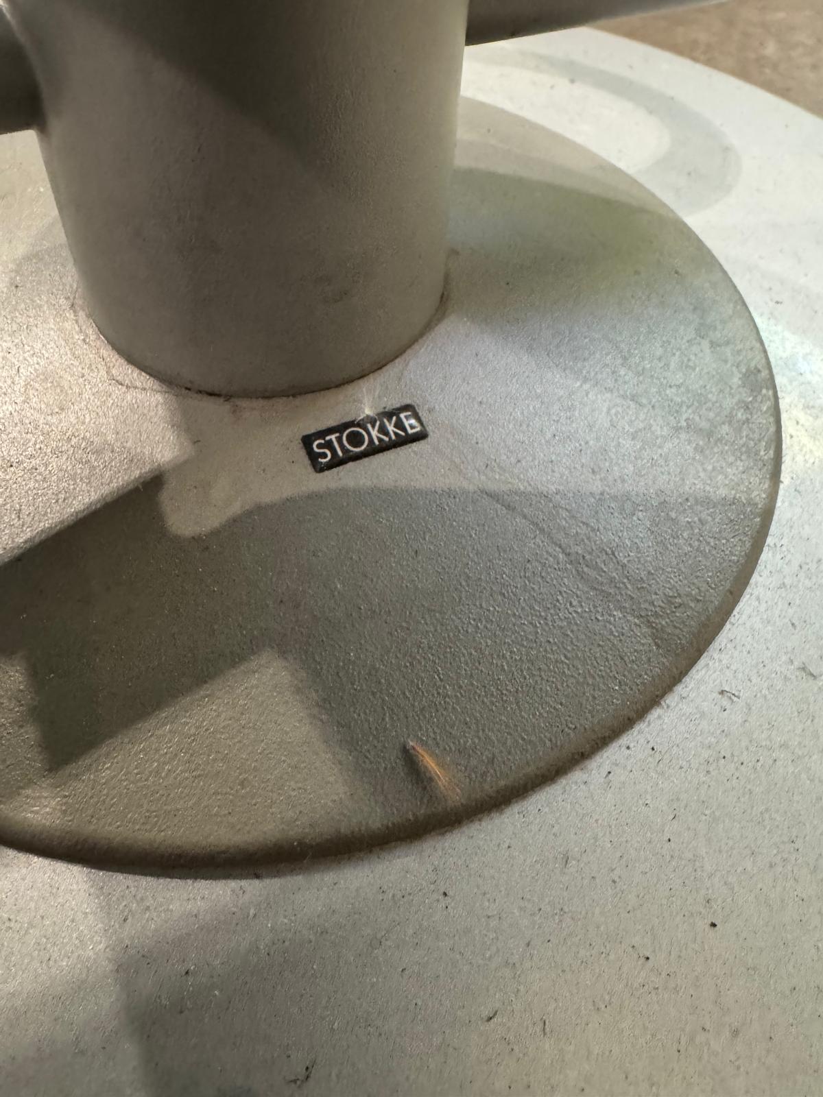 Stokke Variér Peel Sessel + Fußhocker im Angebot 4