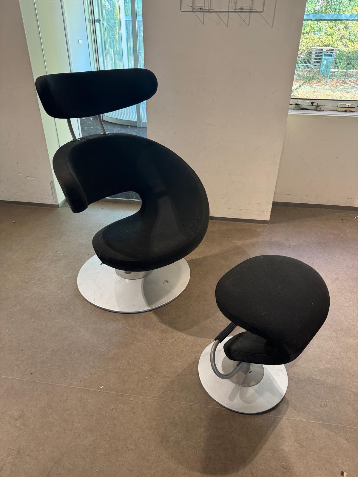 Dieser Designerstuhl mit passendem Hocker aus der Variér Peel Collection von Stokke hat nicht nur ein schönes Design, er ist auch äußerst bequem. Das Design von Olav Eldøy wurde von einer herabfallenden Orangenschale inspiriert.

Der Sessel ist mit