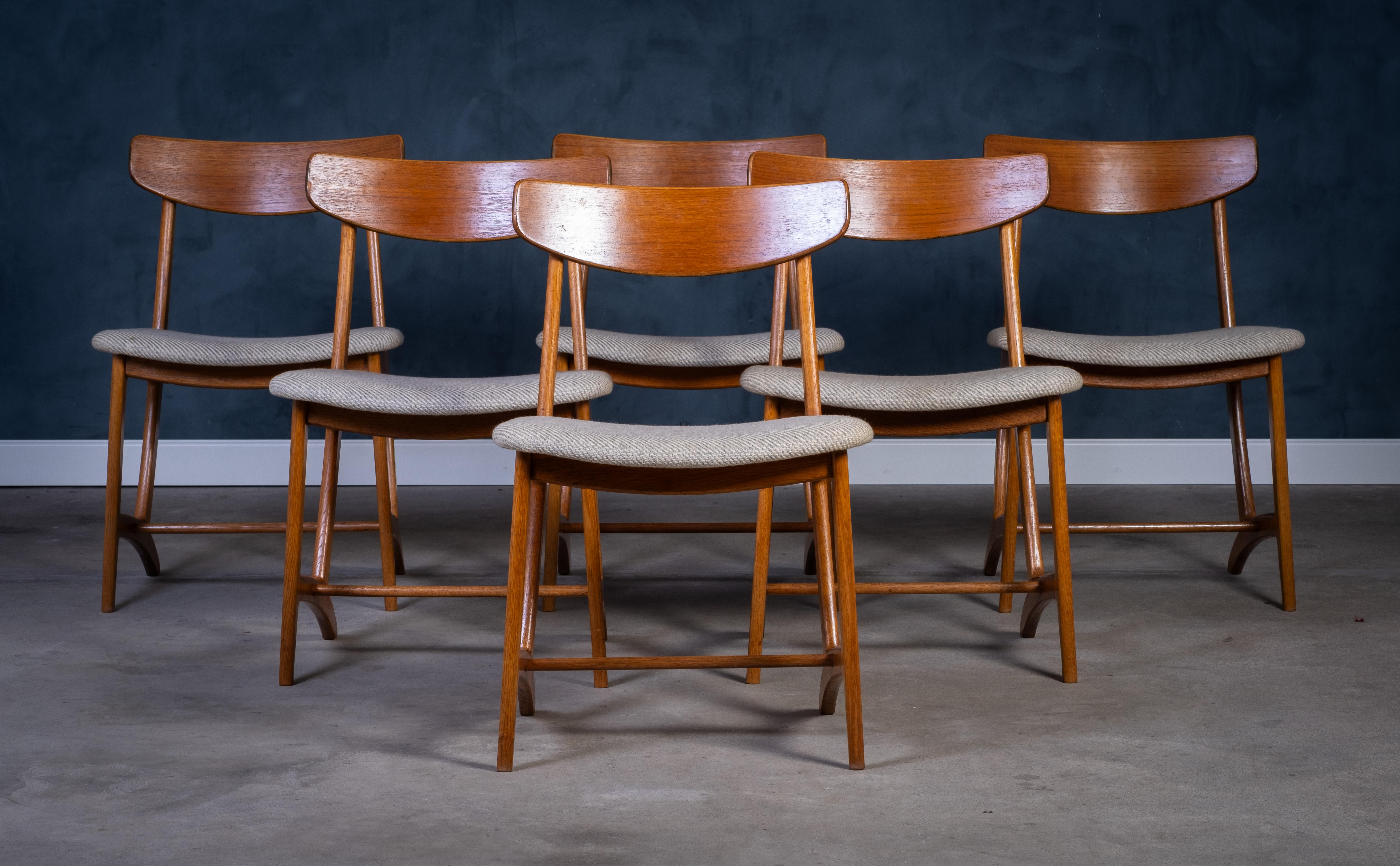 Ensemble de six chaises de salle à manger avec un cadre en chêne massif et des sièges et dossiers en teck magnifiquement façonnés. Les chaises présentent des lignes élégantes et un savoir-faire de haute qualité. Le concepteur est inconnu et ce