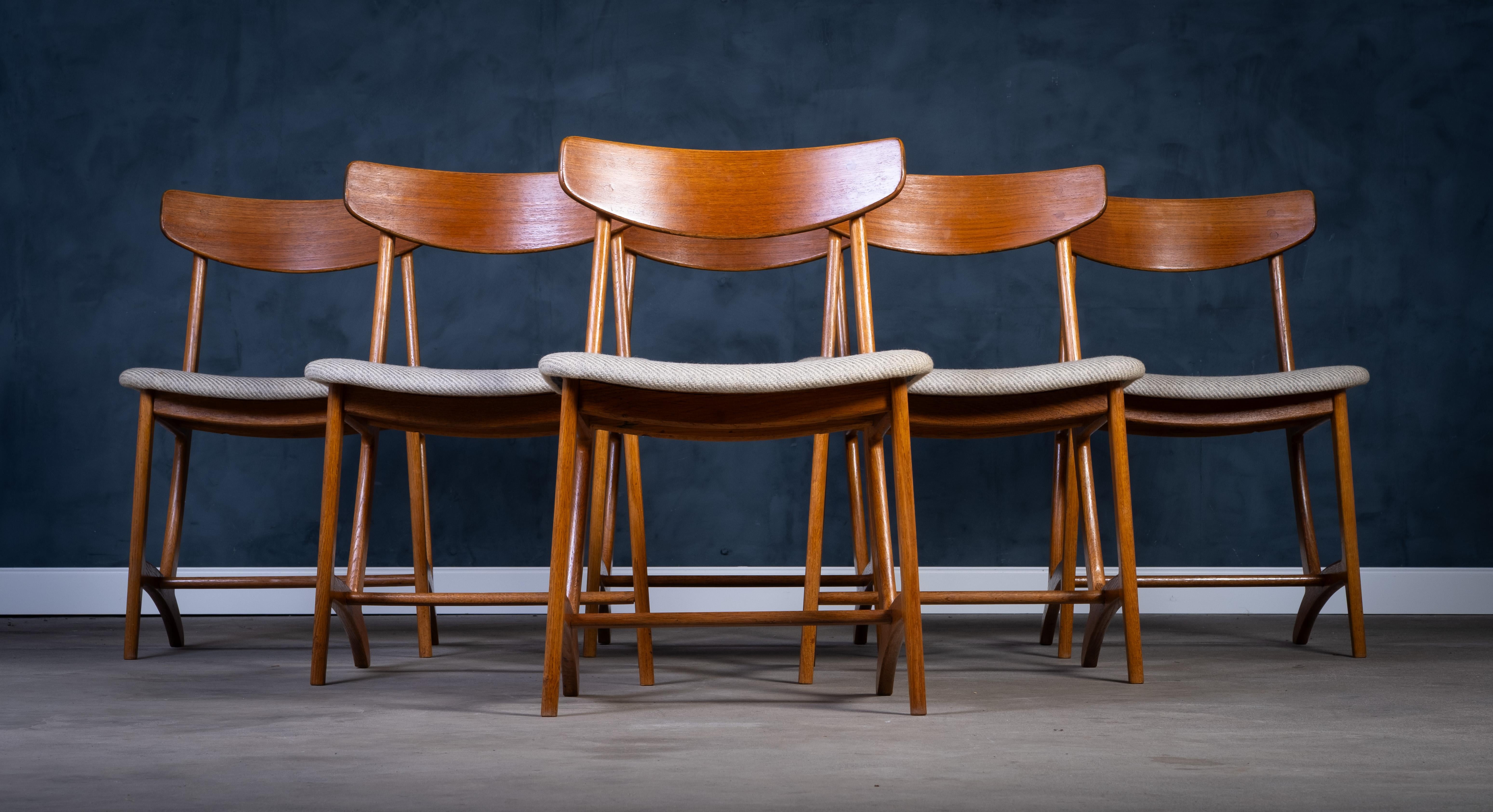 Mid-Century Modern Ensemble de six chaises de salle à manger danoises en chêne et teck, années 1960 en vente