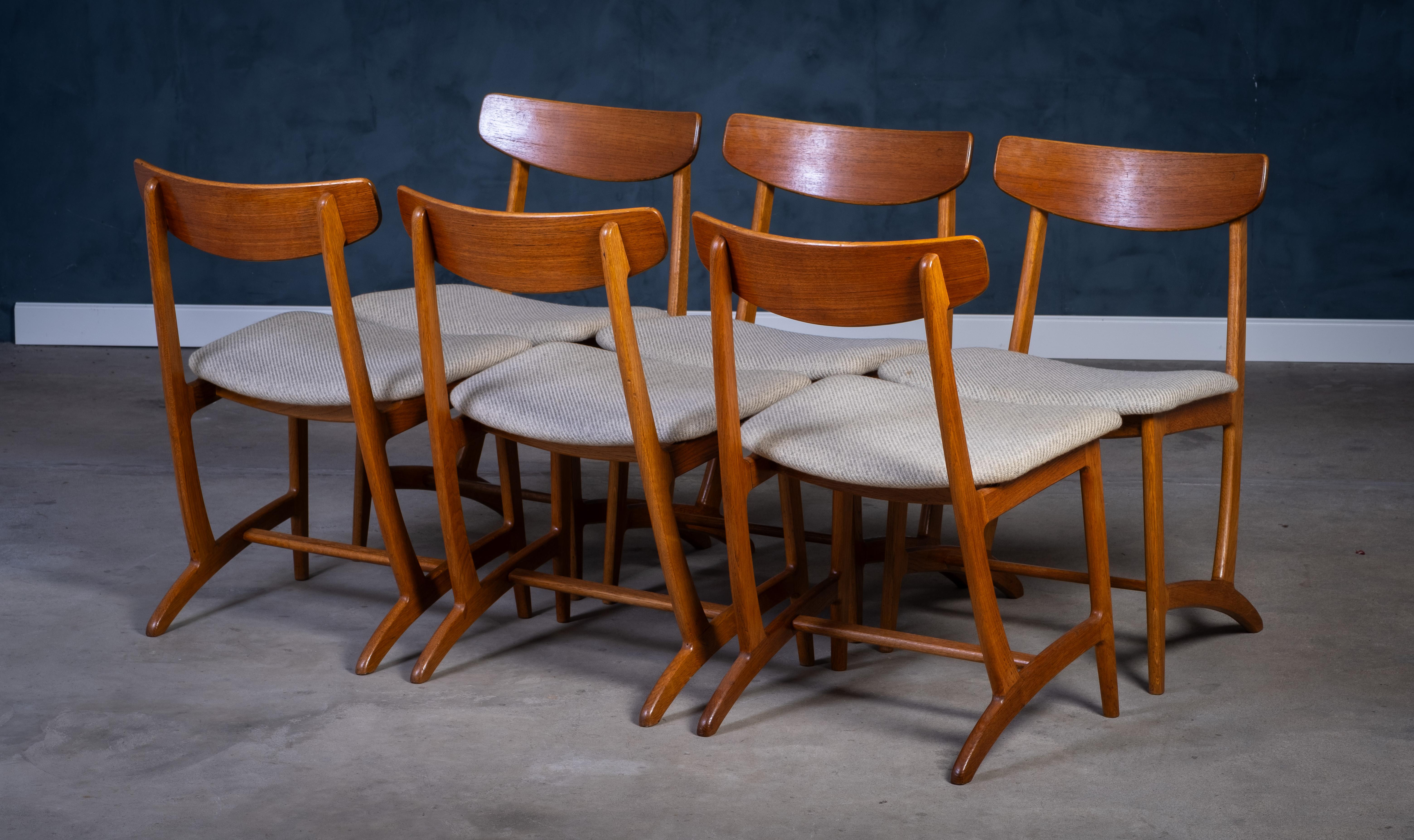 Ensemble de six chaises de salle à manger danoises en chêne et teck, années 1960 Bon état - En vente à Nørre Aaby, DK