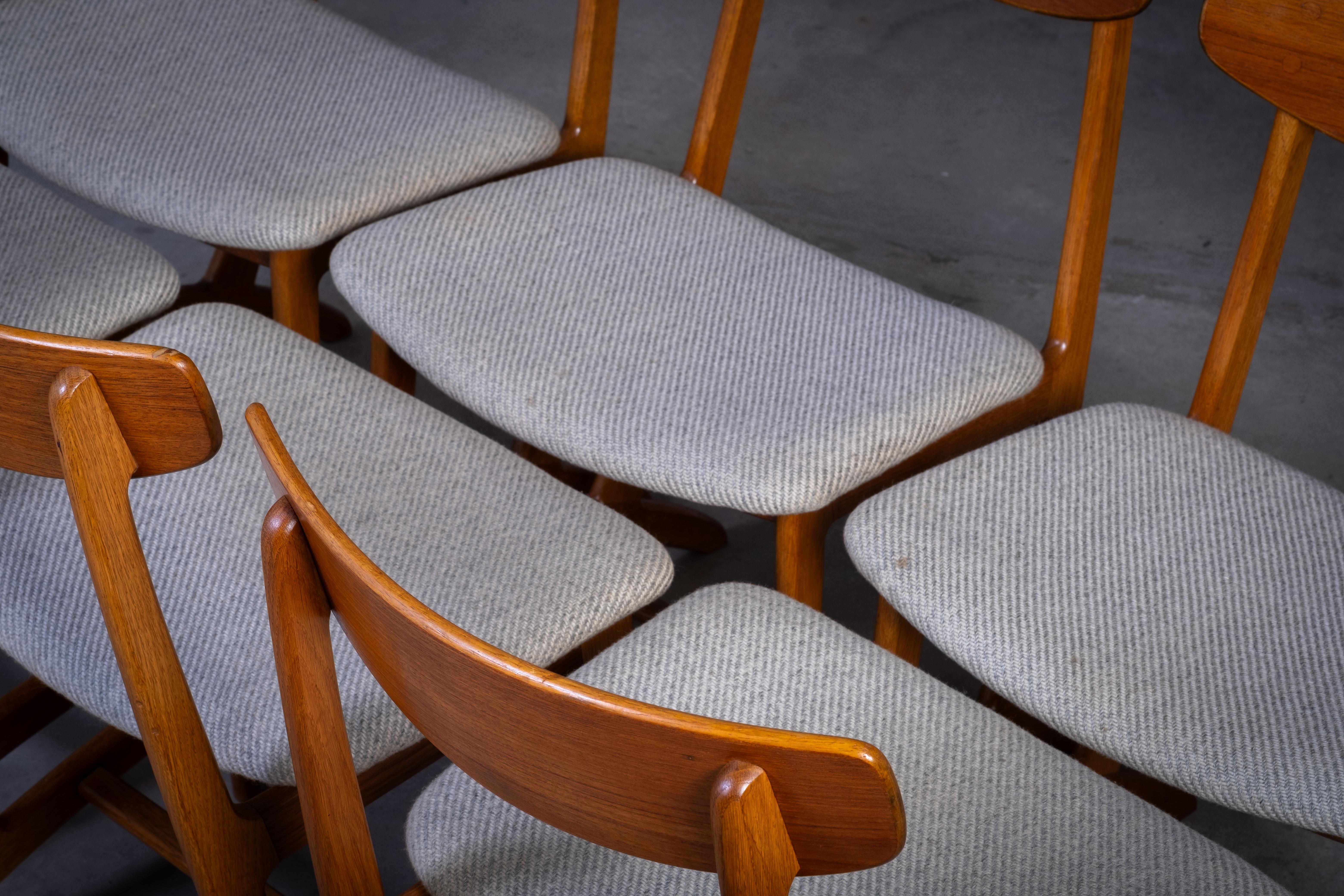 Milieu du XXe siècle Ensemble de six chaises de salle à manger danoises en chêne et teck, années 1960 en vente