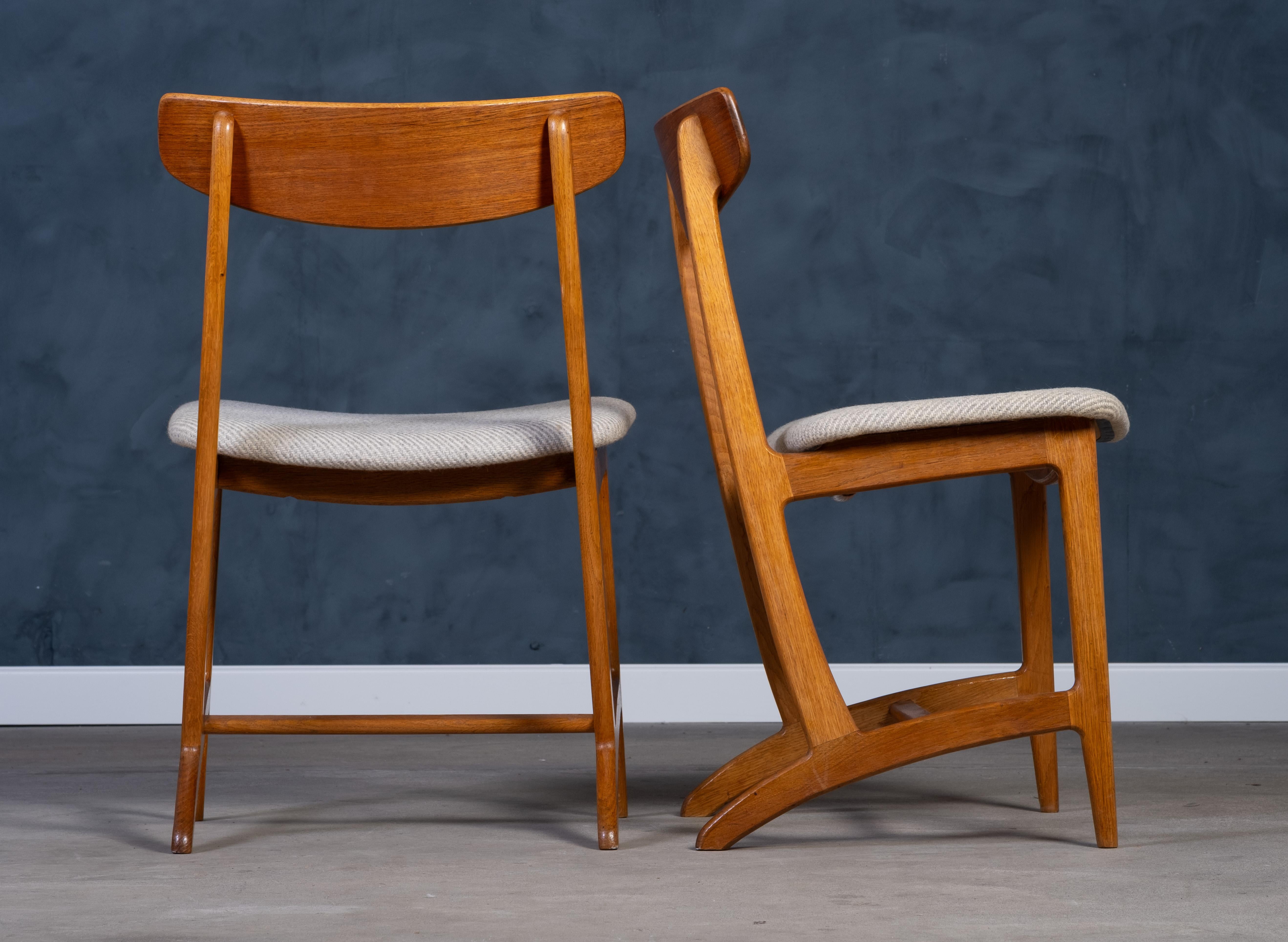 Chêne Ensemble de six chaises de salle à manger danoises en chêne et teck, années 1960 en vente