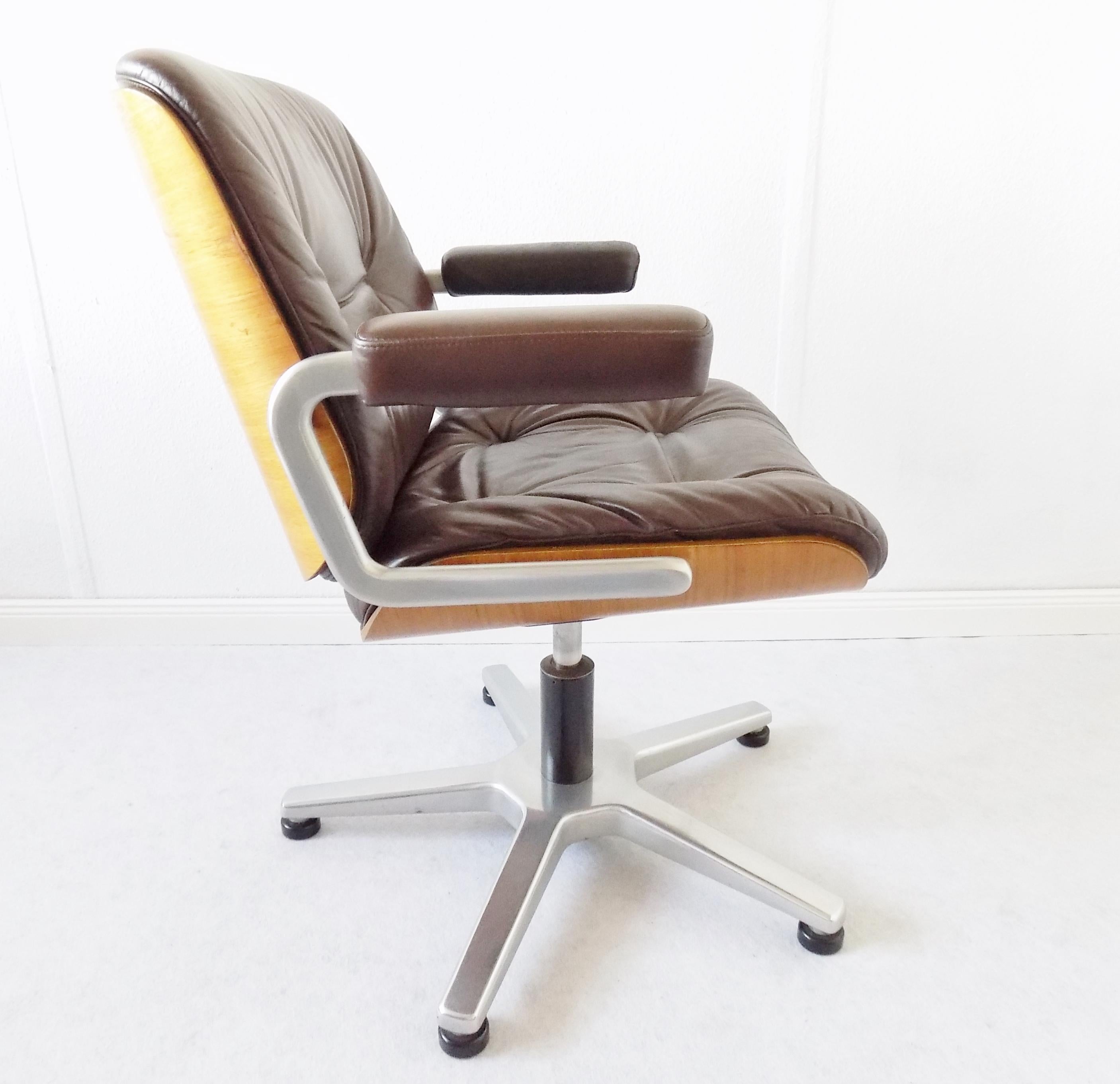 Stoll Giroflex leather office chair by Karl Ditter, Mid-Century Modern, swivel

Extremely comfortable Stoll Giroflex office chair with chocolate brown leather and a warm colored wood shell on the outer backrest. The leather is in excellent