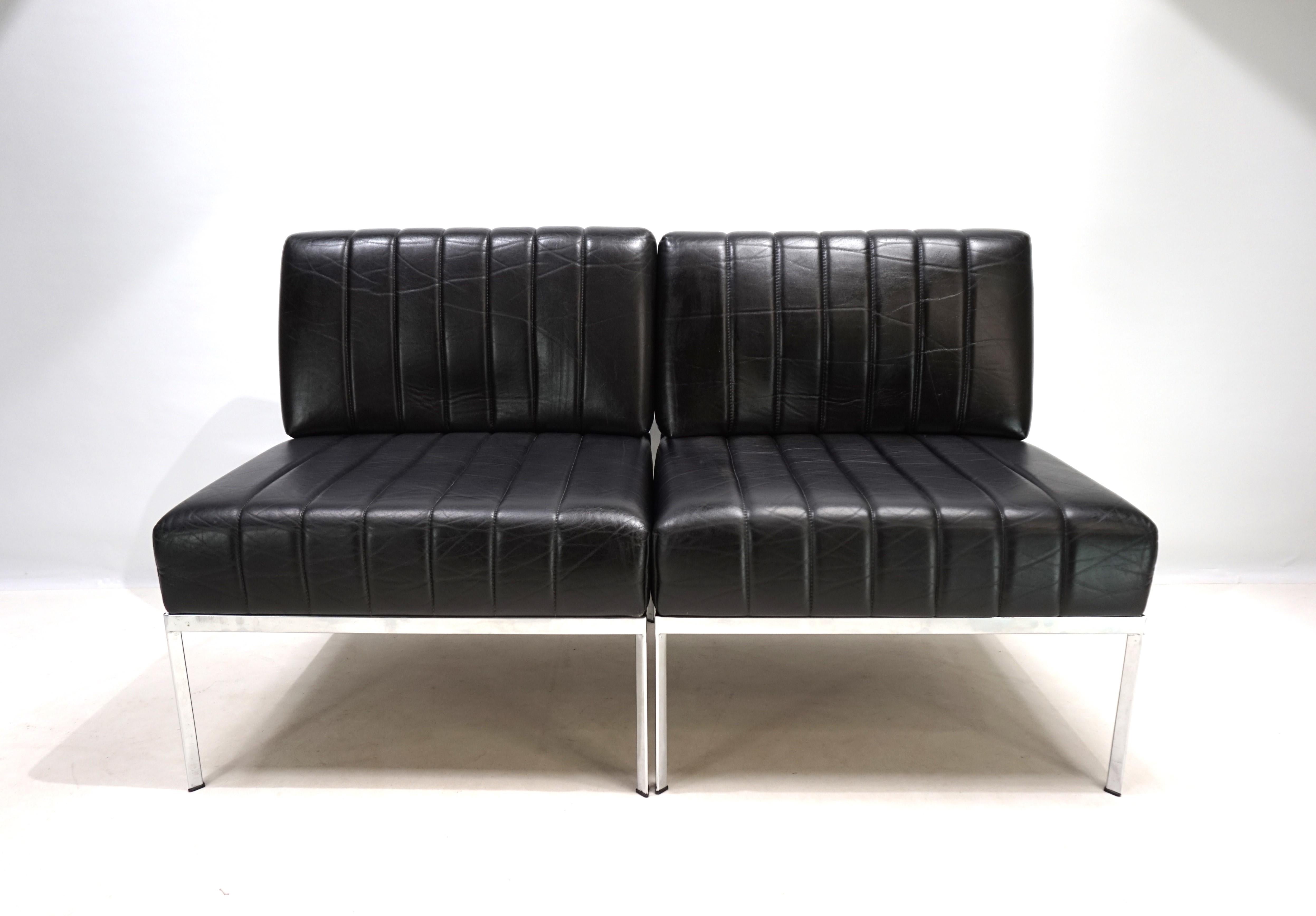 Paire de fauteuils club/modulaires en cuir en excellent état. Le cuir noir épais ne présente que des signes d'usure minimes, tels que de légères bosses au dos. Dotés d'une surpiqûre rappelant les sièges en cuir épais des limousines de luxe, ces