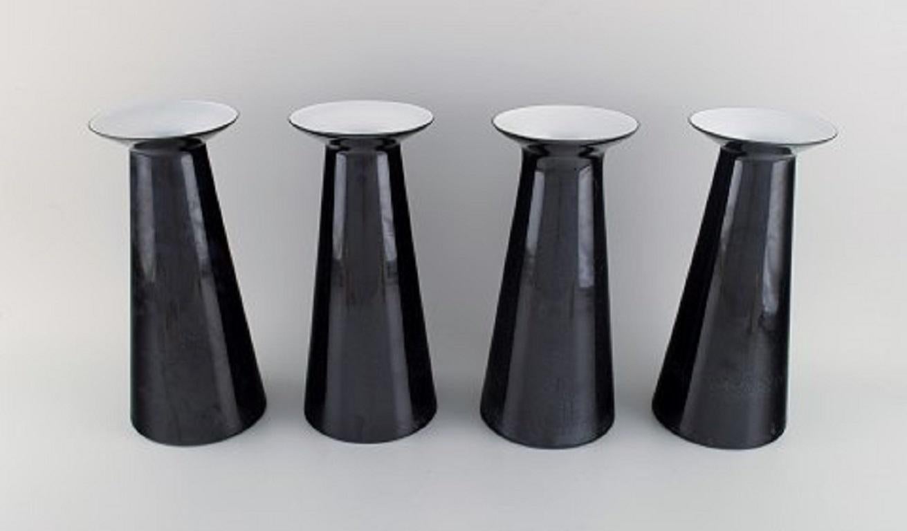 Stölzle-Oberglas, Autriche. Quatre vases Beatrice et Nora en verre d'art noir. Intérieur blanc, années 80.
Mesures : 25.2 x 11,5 cm.
En parfait état.