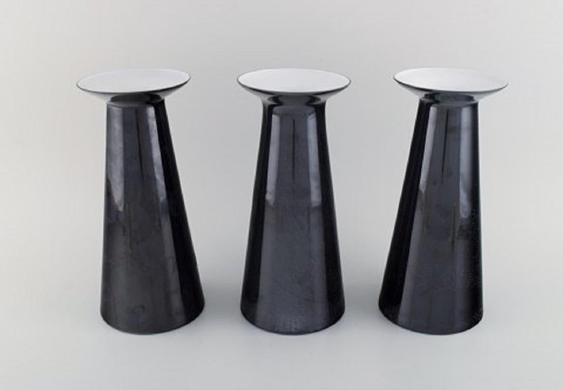 Stölzle-Oberglas, Austria. Three Beatrice and Nora vases in black art glass. White interior, 1980s.
Measures: 25.2 x 11.5 cm.
In excellent condition.