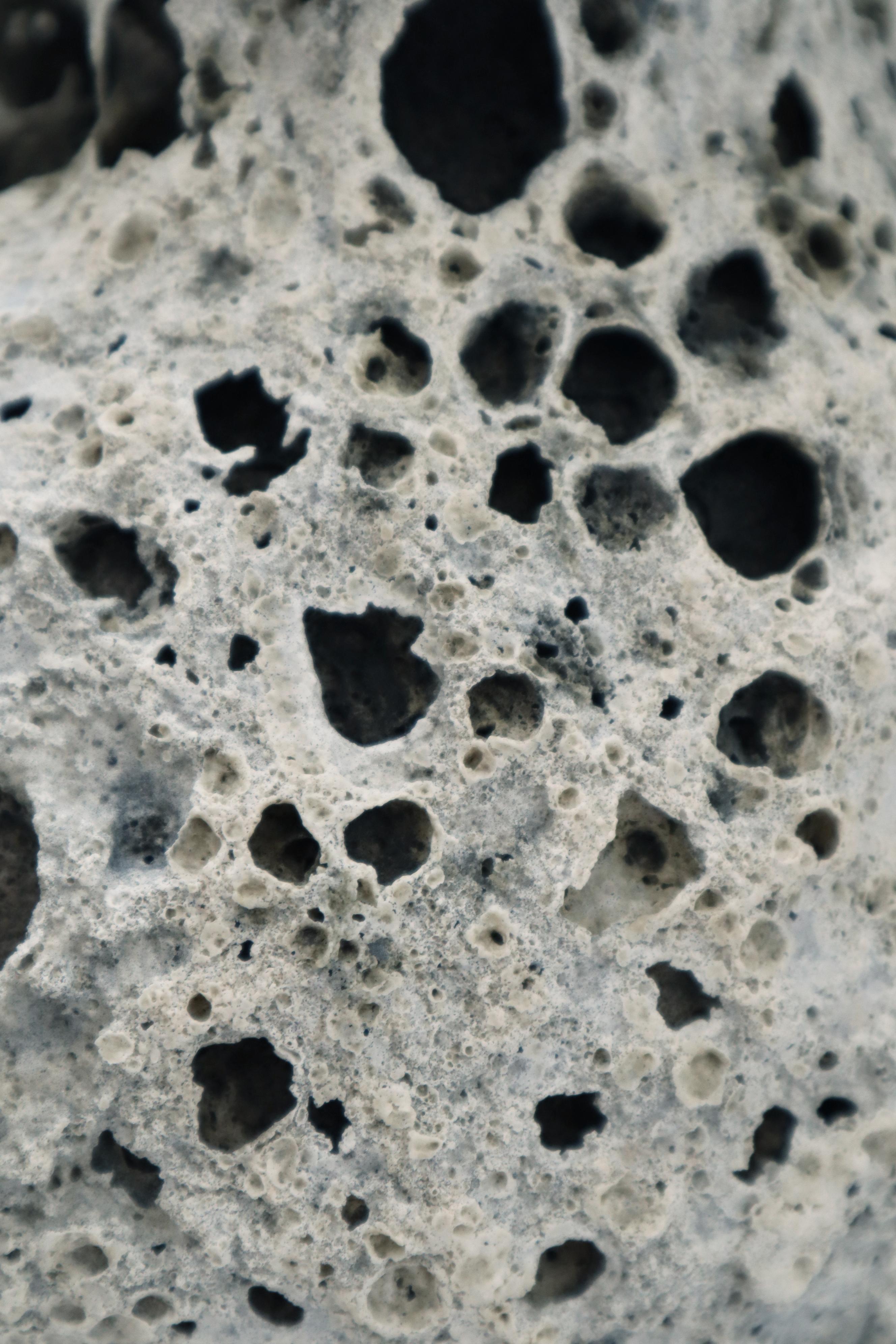 Vaso Stomata 11 di Anna Karountzou
Dimensioni: L 26,5 x P 25 x H 40 cm
Materiali: Argilla mista in gres bianco e nero, smalto trasparente all'interno, smalto a cratere fatto a mano all'esterno, cottura a 1220

Nata e residente ad Atene, in Grecia,