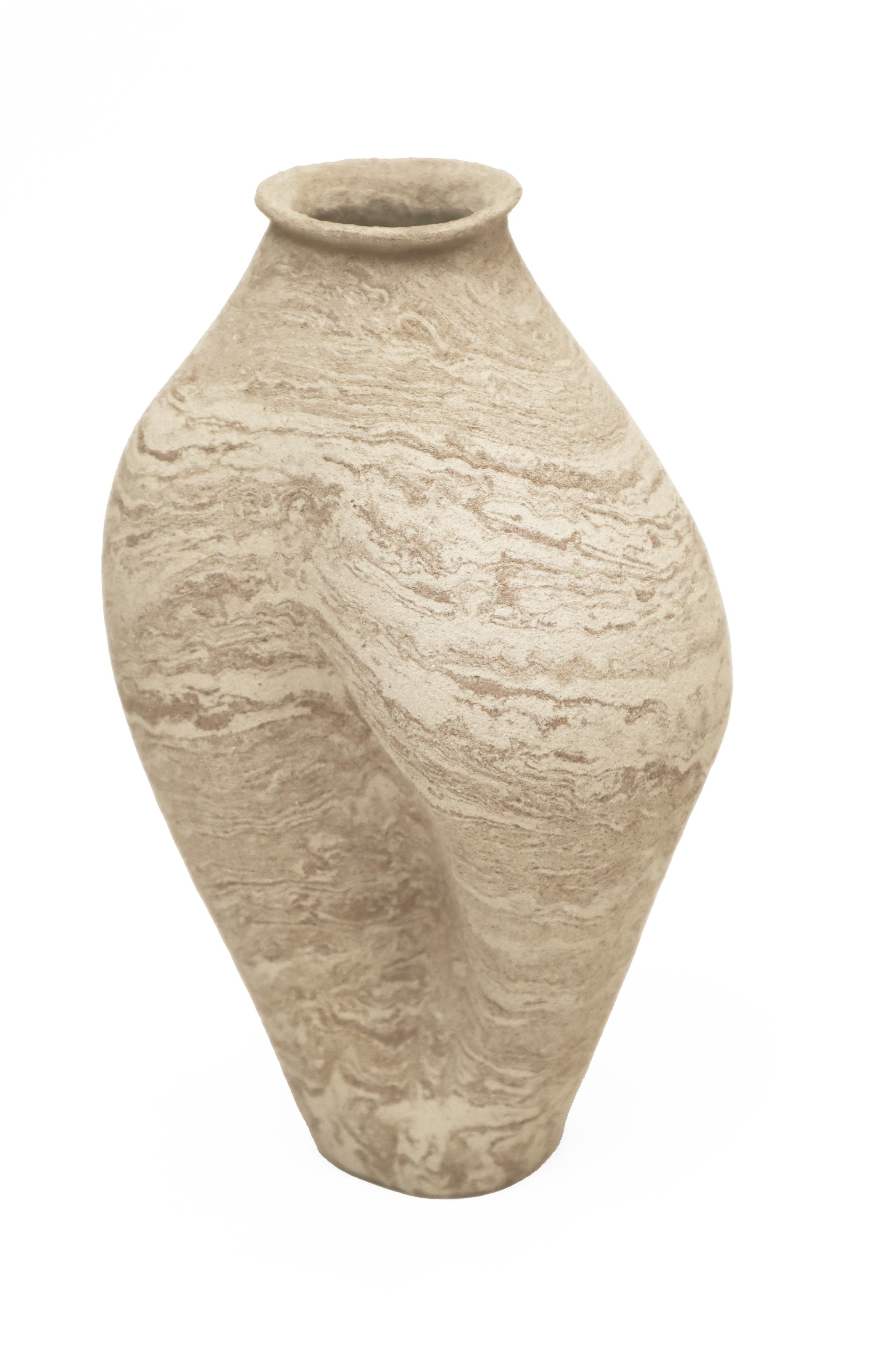 Vaso Stomata 2 di Anna Karountzou
Dimensioni: L. 14 x P. 12 x H. 26,5 cm
Materiali: argilla mista in gres beige e bianco, smalto trasparente all'interno, cottura a 1240

Nata e residente ad Atene, in Grecia, con un background nella conservazione di