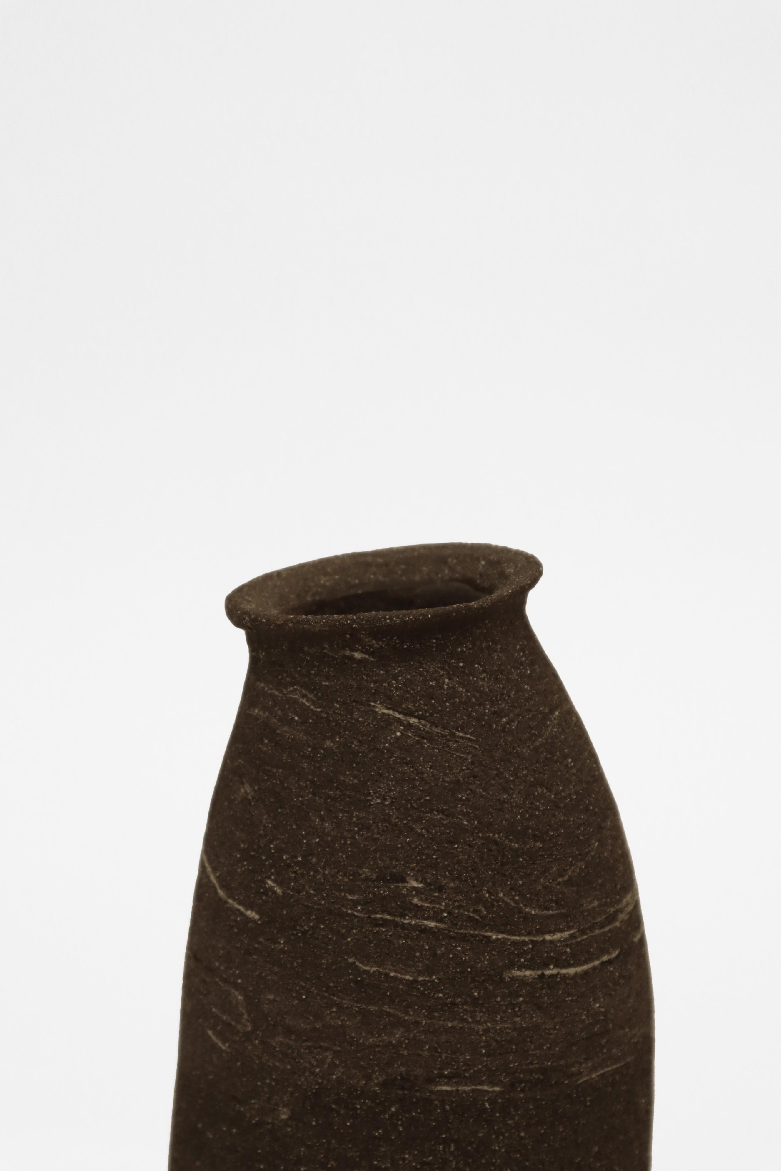 Vase Stomata 7 von Anna Karountzou
Abmessungen: D 9 x H 31 cm
MATERIALIEN: gemischter schwarzer und weißer Steinzeugton, innen klar glasiert, gebrannt bei 1240

Die in Athen, Griechenland, geborene und lebende Künstlerin, die sich mit der