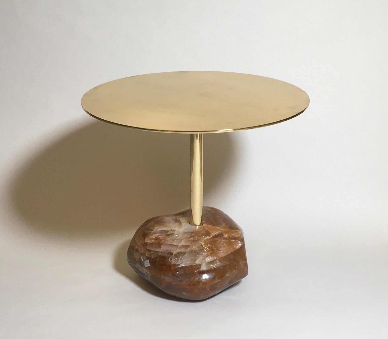 Gueridón de la Edad de Piedra con estructura de latón y base de piedra semipreciosa Jaspe de Madagascar diseñado por Studio Superego para Superego Editions.
Tamaño del jaspe Alto 17 cm x Ancho 33 cm x Fondo 28 cm 

Biografía
Superego Editions nació