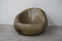 Silla In/Out de resina inspirada en la Edad de Piedra