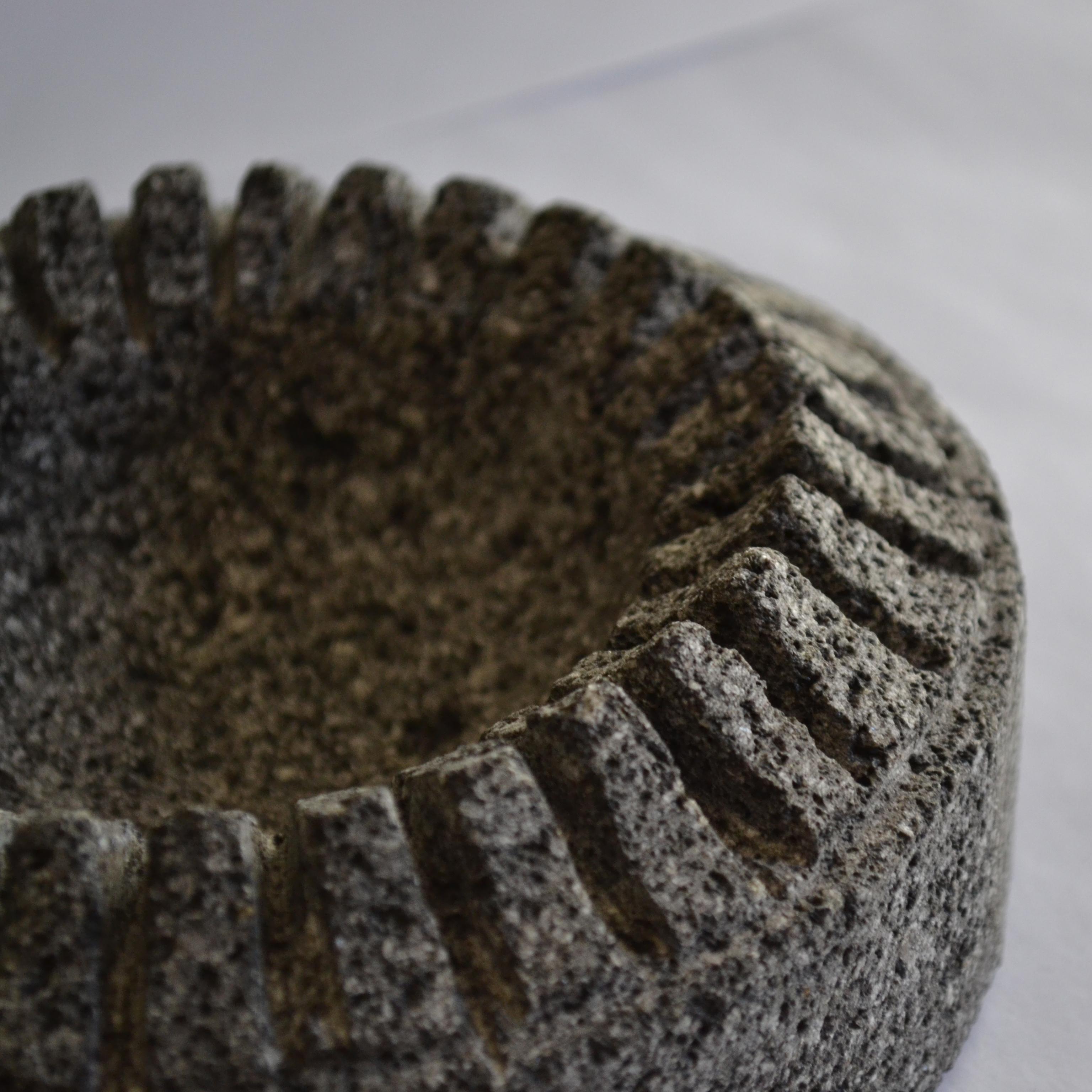 Sculpté à la main Bouteille à eau sculpturale en pierre et argile noire, sculptée à la main, pour table en pierre de lave  en vente