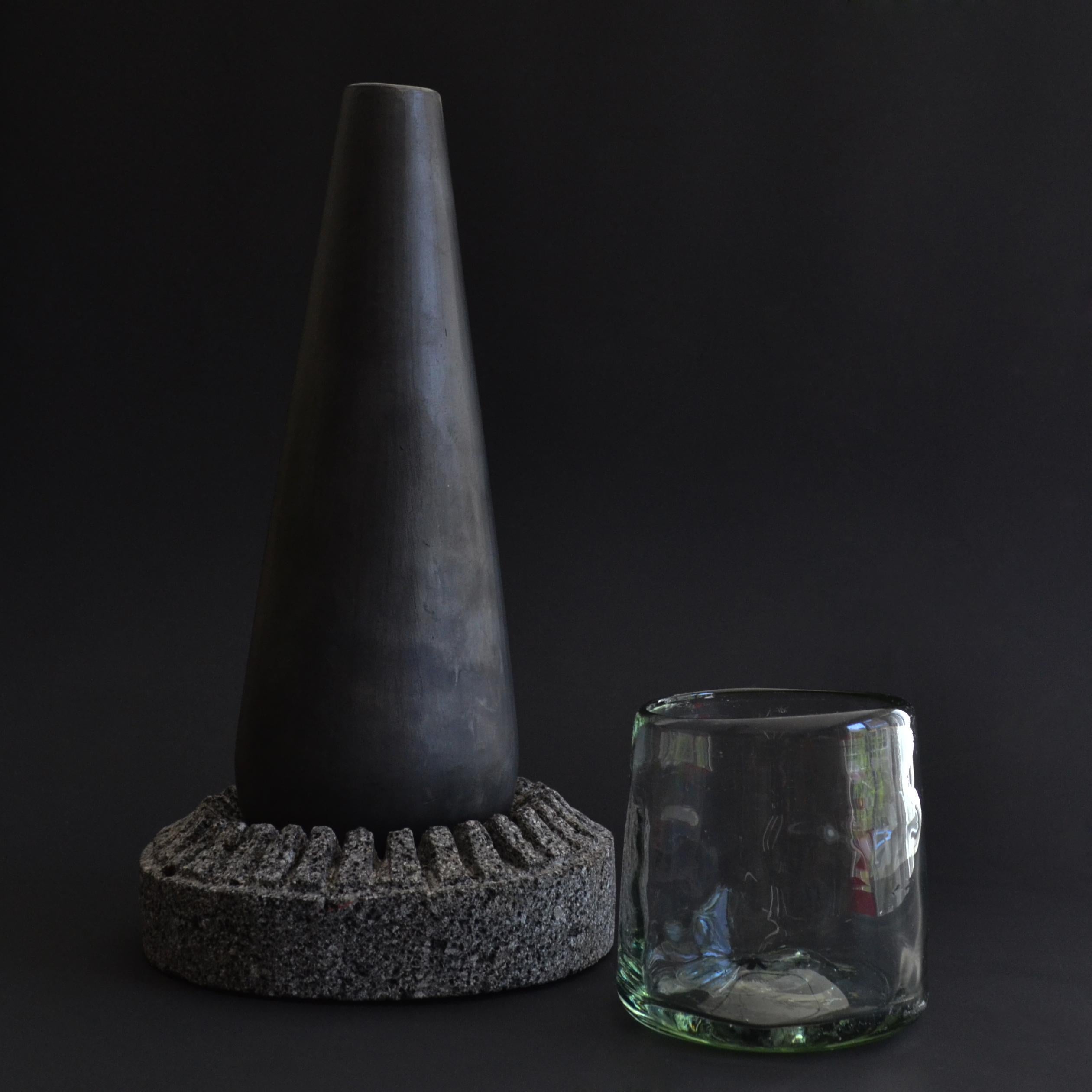 XXI secolo e contemporaneo Bottiglia scultorea in pietra e argilla nera Bottiglia d'acqua da tavolo in pietra lavica scolpita a mano in vendita