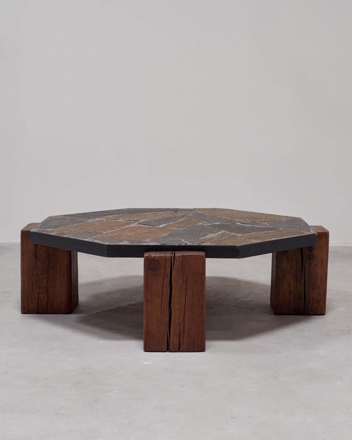 Mesa baja belga de piedra y madera Moderno de mediados de siglo en venta