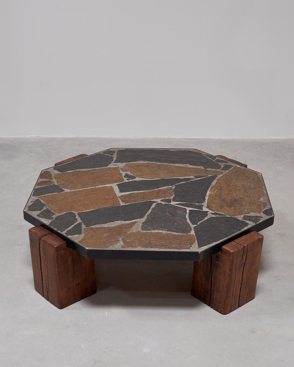 Mesa baja belga de piedra y madera Belga en venta