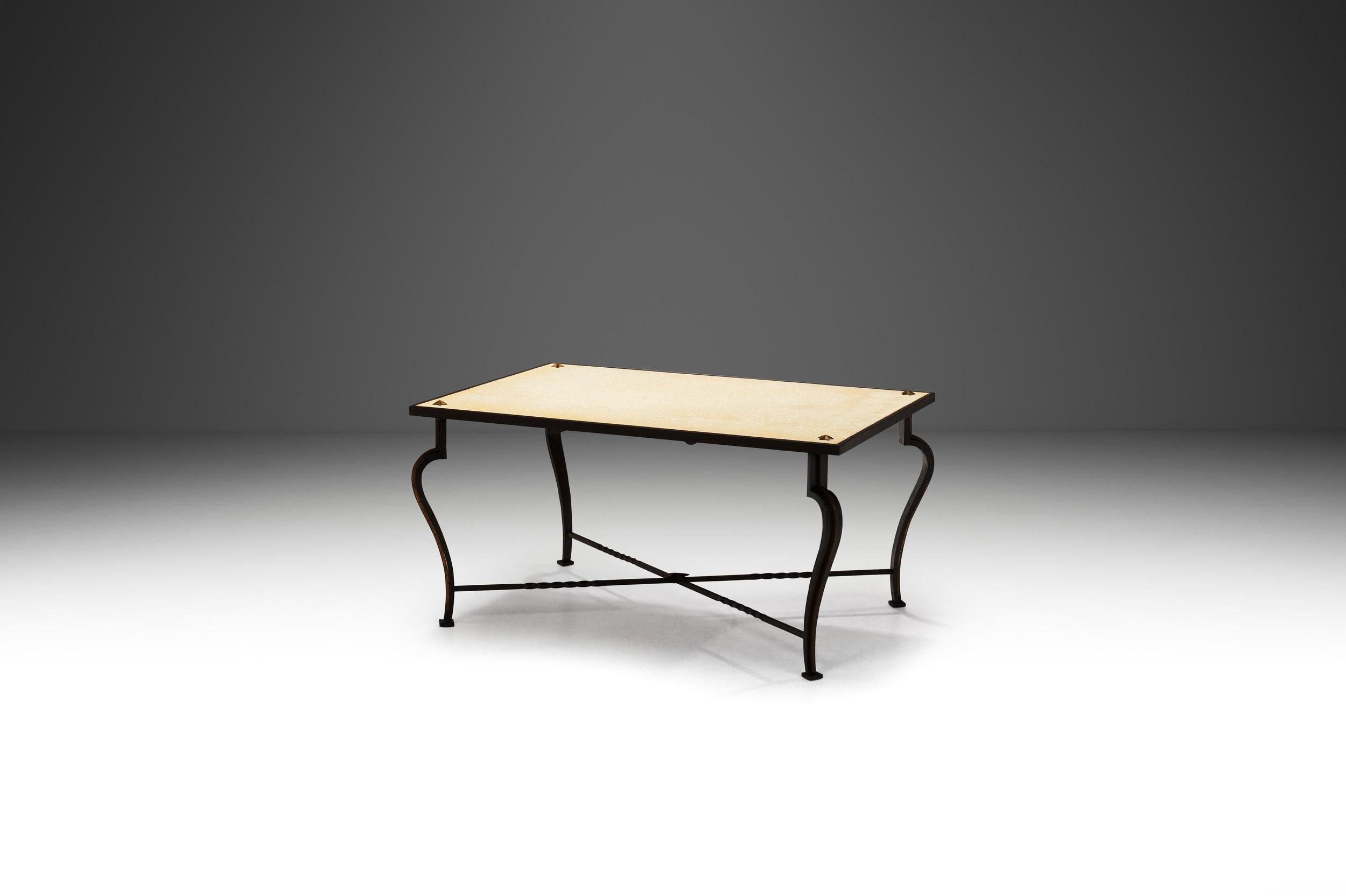 Cette table basse, fabriquée en France dans les années 1940, est une pièce remarquable qui reflète les sensibilités du design de l'époque. Elle a été créée juste après l'influence profonde de l'Art déco sur le style et le design, ce qui est évident