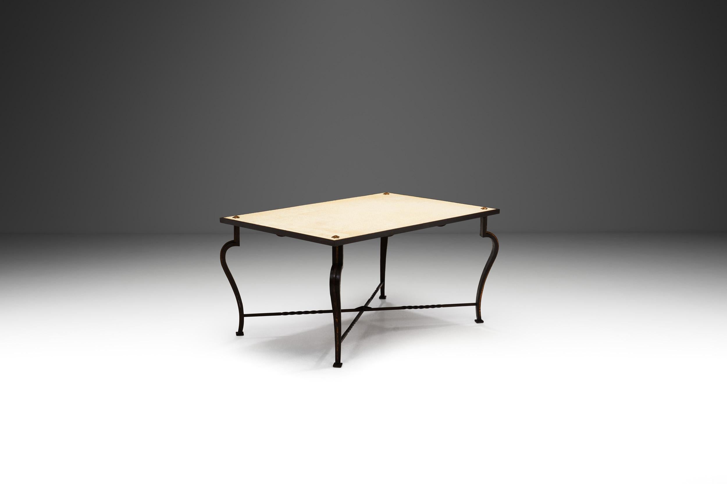 Français Table basse en pierre et fer forgé avec décorations d'étoiles, France, années 1940 en vente