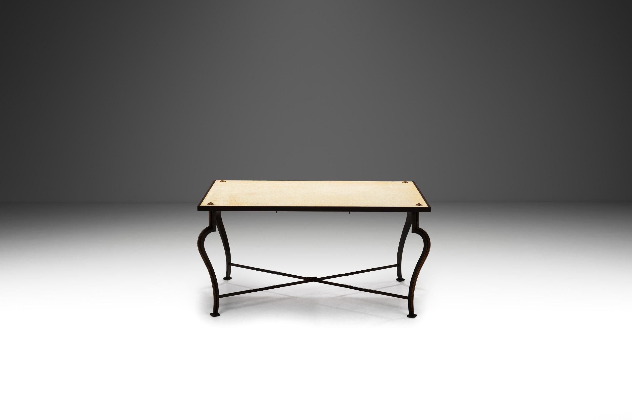 Table basse en pierre et fer forgé avec décorations d'étoiles, France, années 1940 Bon état - En vente à Utrecht, NL