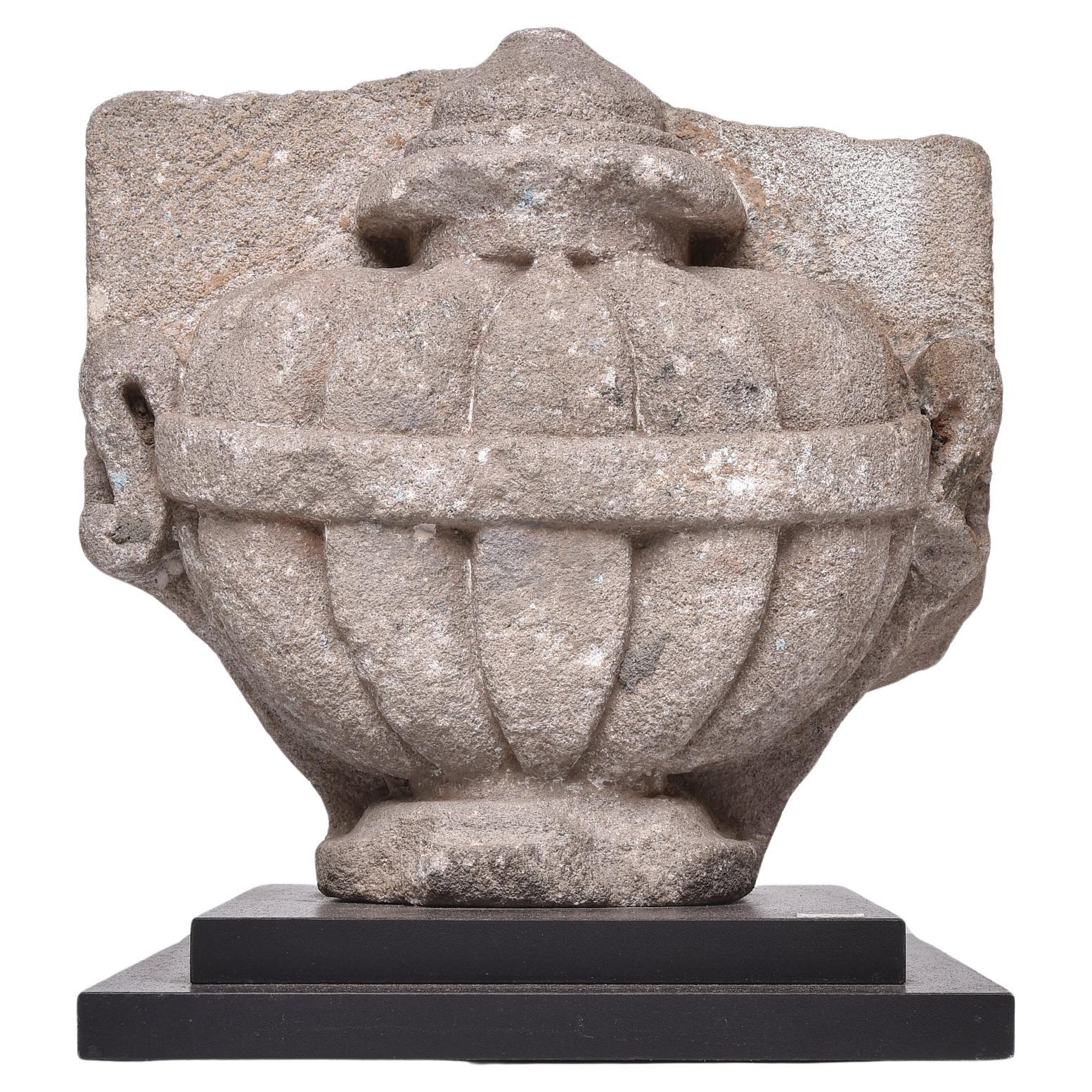 Rara scultura in bassorilievo in pietra scolpita a mano a forma di vaso.
L'ho montato su una semplice base nera, che conferisce stabilità.
Semplicemente elegante.
rif. M/391.