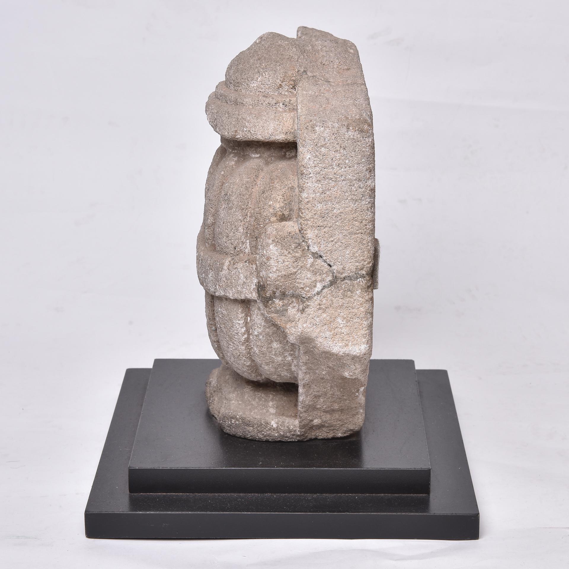 Intagliato a mano Scultura antica in pietra in vendita