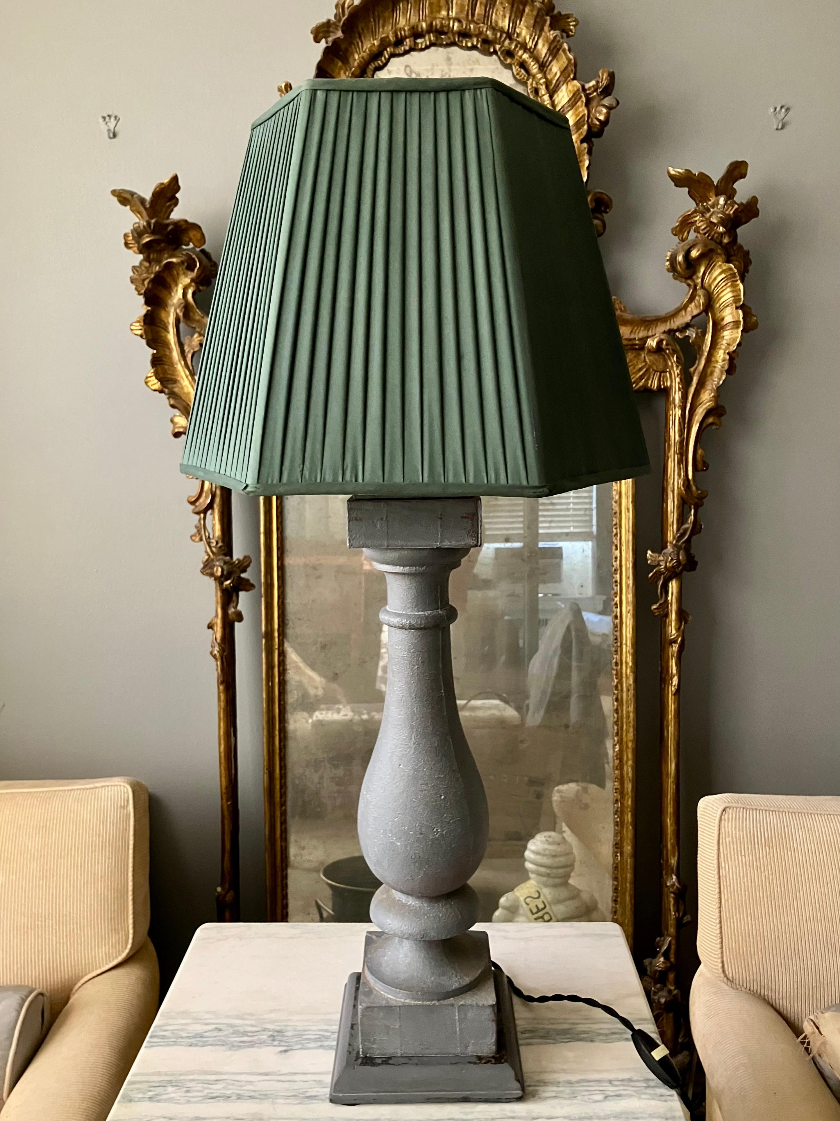 Lámpara de balaustre de piedra. Balaustre original de barandilla de piedra fundida vintage pintado de gris, montado sobre base de madera pintada recién reelectrificada con dos luces y cordón de seda negra retorcida e interruptor. Estados Unidos