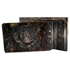 Porte-blocs en pierre avec des tons rouges, des appliques argentées et un couvercle en forme de fleur en relief