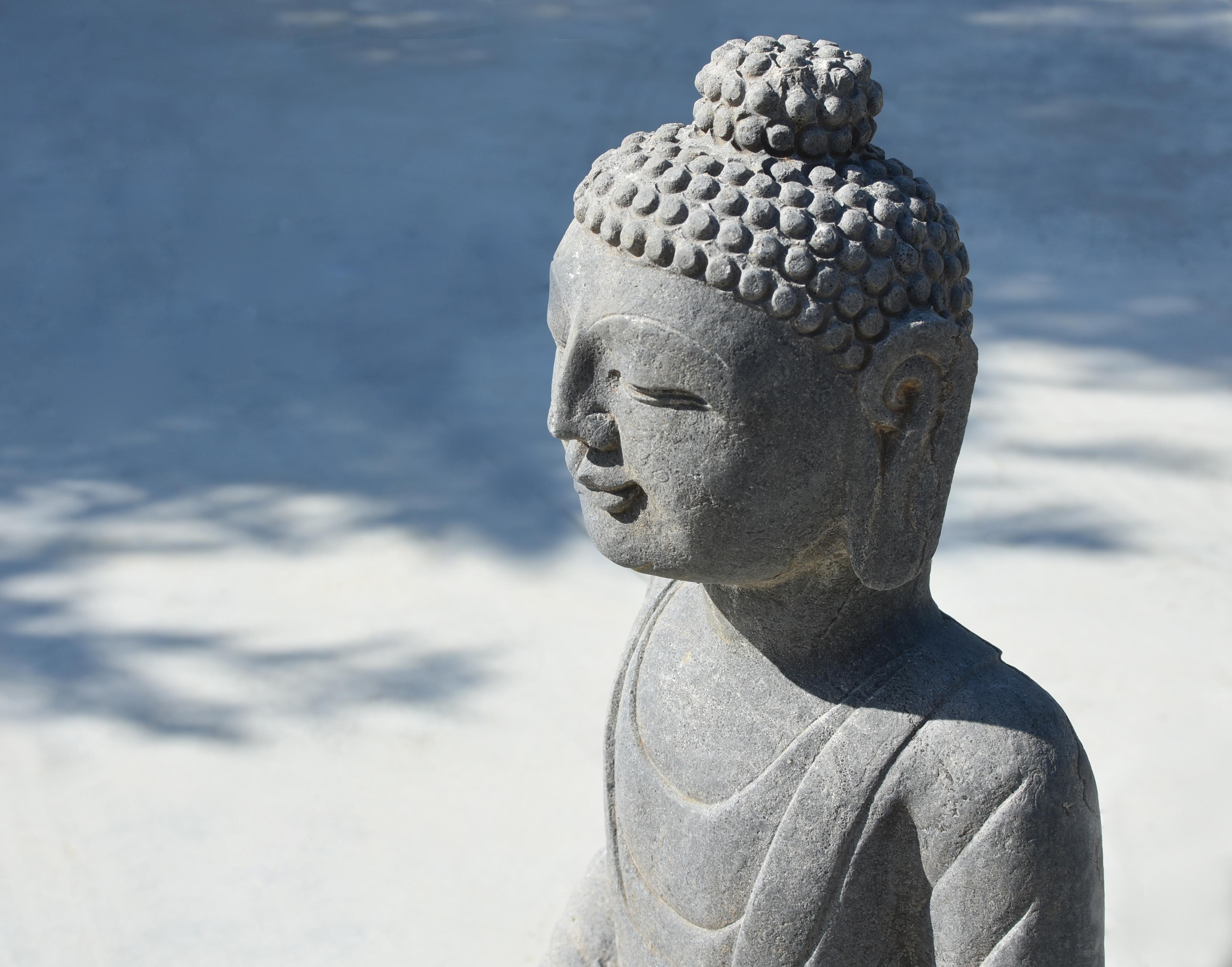 Buddha- Amitabha-Statue aus Stein im Angebot 4