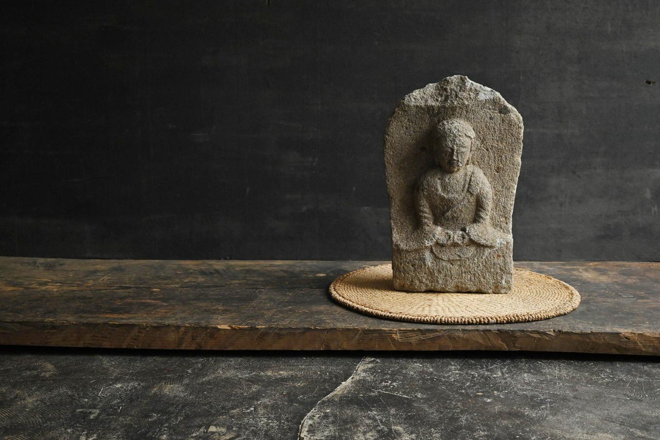 Vorrei presentarti un raro Buddha giapponese in pietra, 