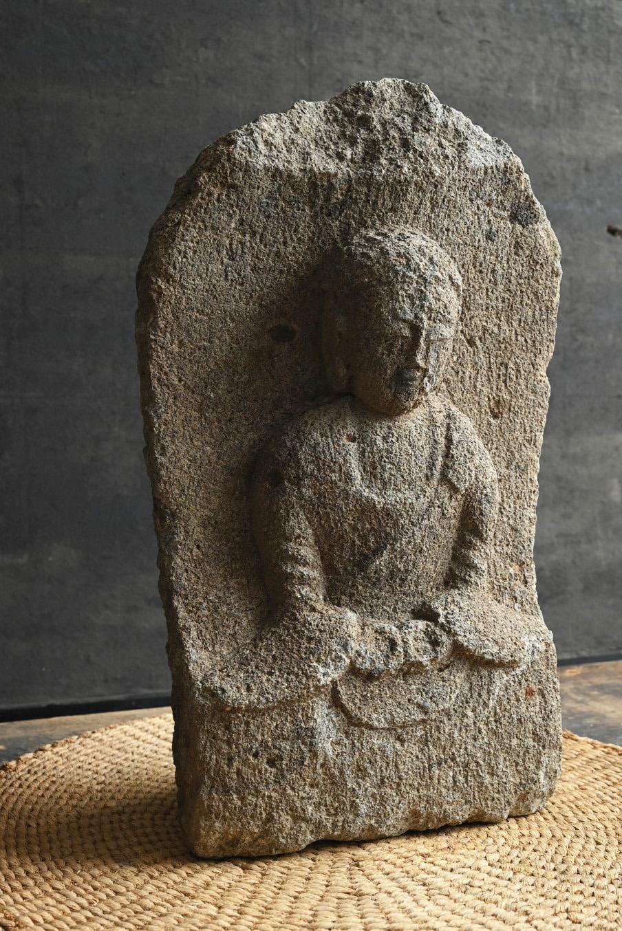 Intagliato a mano Buddha di pietra del periodo Edo in Giappone/1700-1850/ statua seduta di Tathagata in vendita