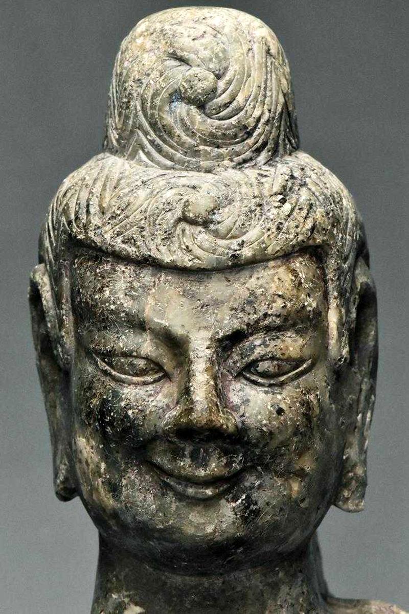 Fragment de statue de bouddha en pierre de la dynastie Wei du nord de la Chine Bon état à Atlanta, GA