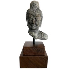 Fragment de statue de Bouddha en pierre de la dynastie des Wei du Nord:: Chine