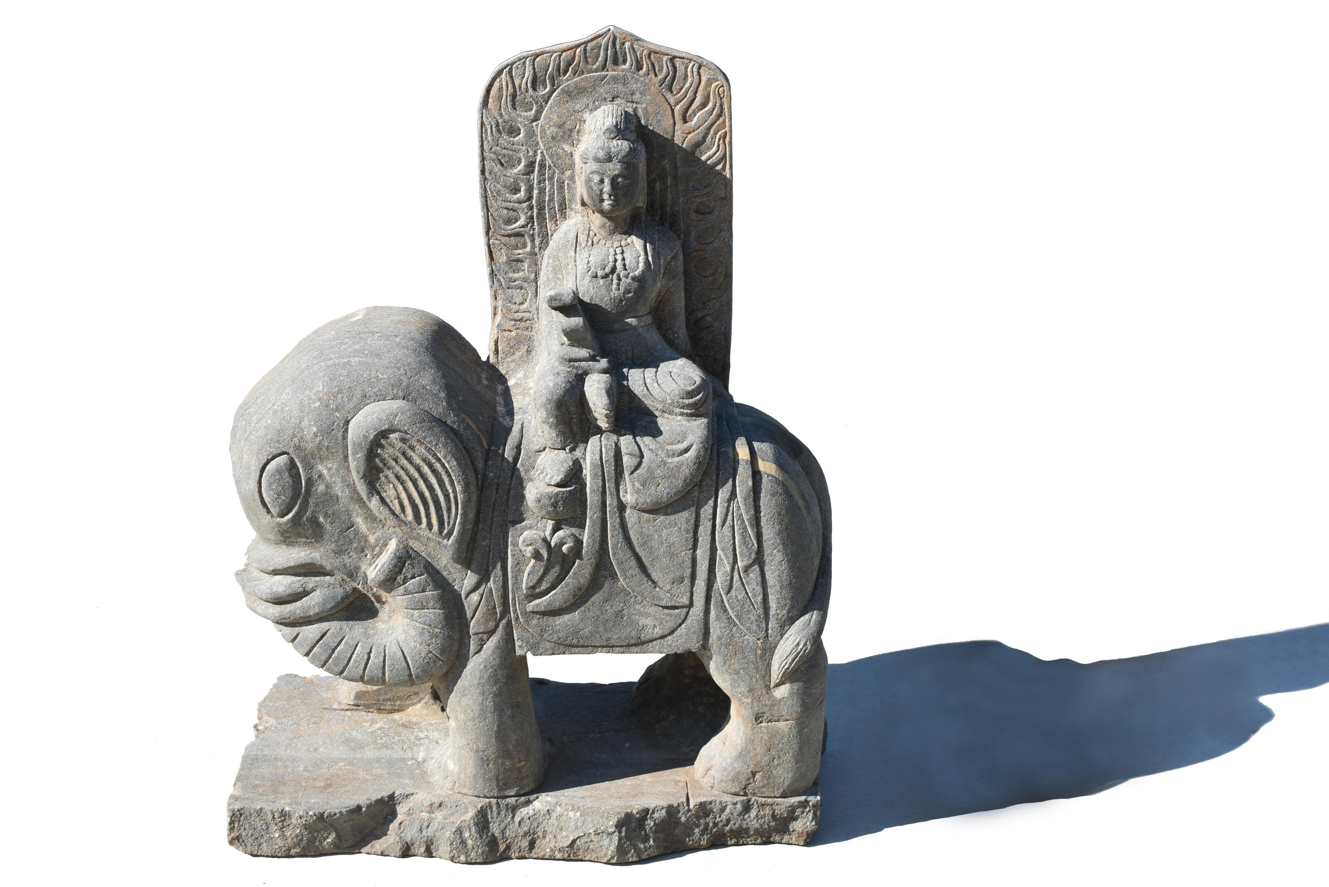 Eine sehr einzigartige, große handgeschnitzte Buddha Samantabhadra Pu Hsien (Xian) Statue aus massivem Stein, sitzend in Lalita Asana Position. Das breite Gesicht mit dem wohlwollenden Blick, den niedergeschlagenen Augen, umrahmt von langen Ohren