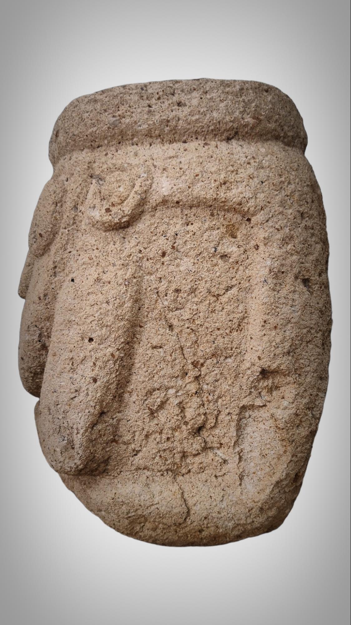 XVIIIe siècle et antérieur Sculpture anthropomorphe sculptée en pierre de la culture Recuay du Pérou 400bc-400ac en vente