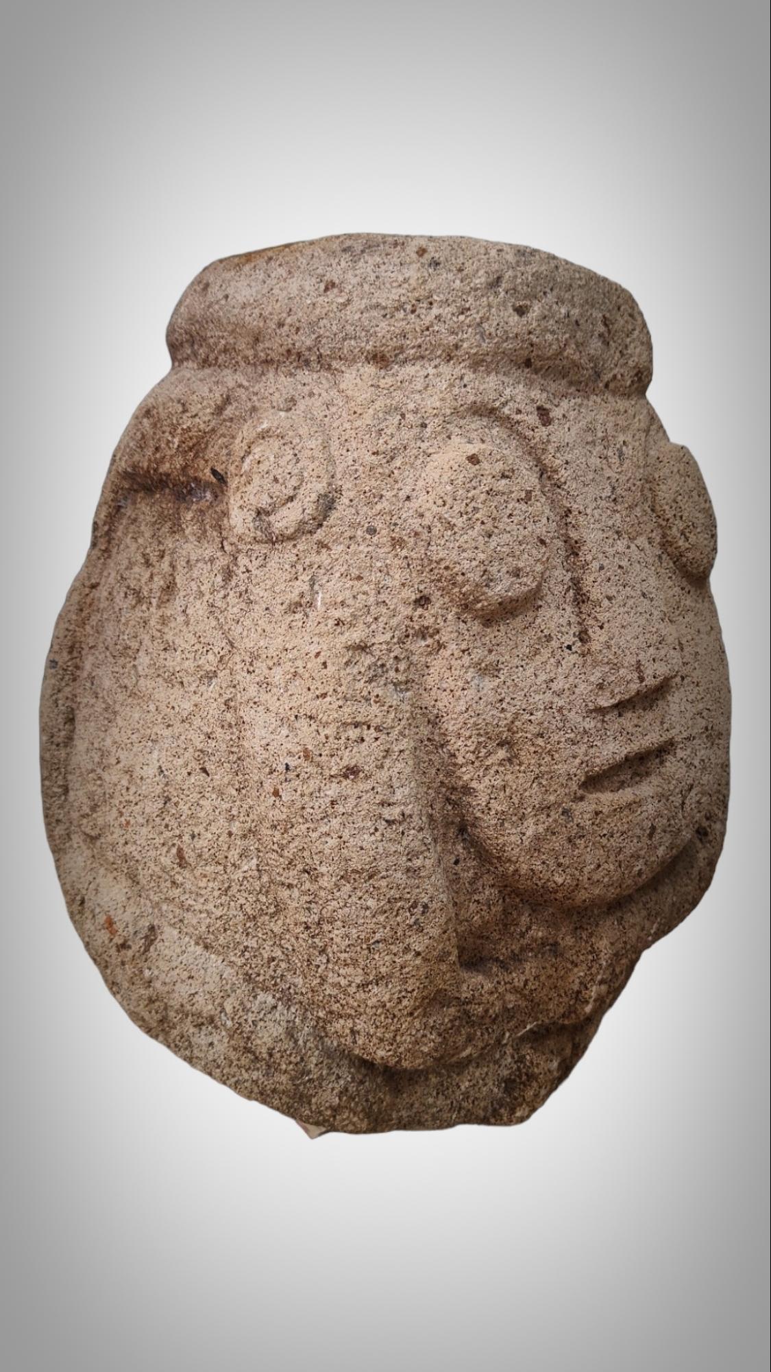 Sculpture anthropomorphe sculptée en pierre de la culture Recuay du Pérou 400bc-400ac en vente 4