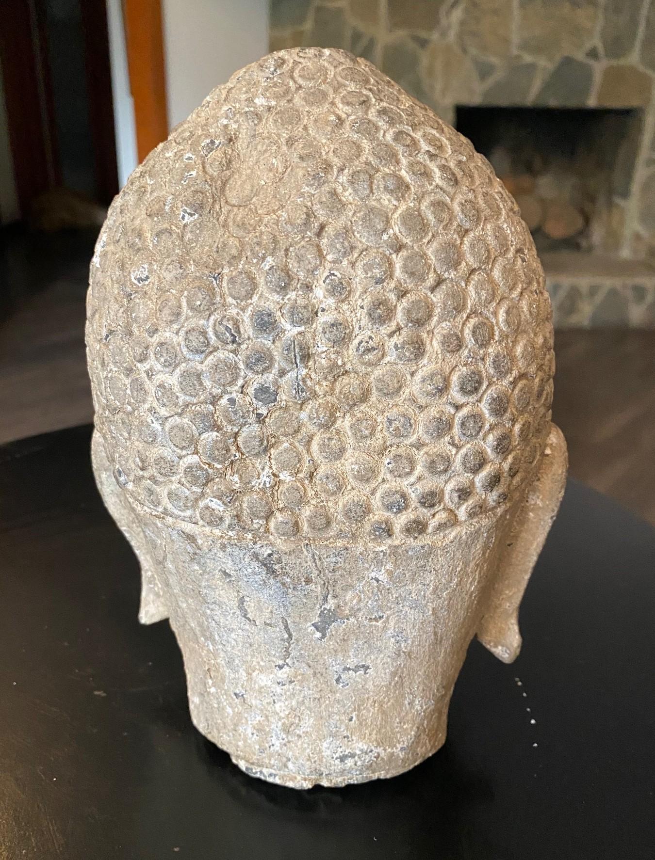 Scultura di pietra scolpita in un tempio buddista asiatico Testa di Buddha, XIX secolo in vendita 4