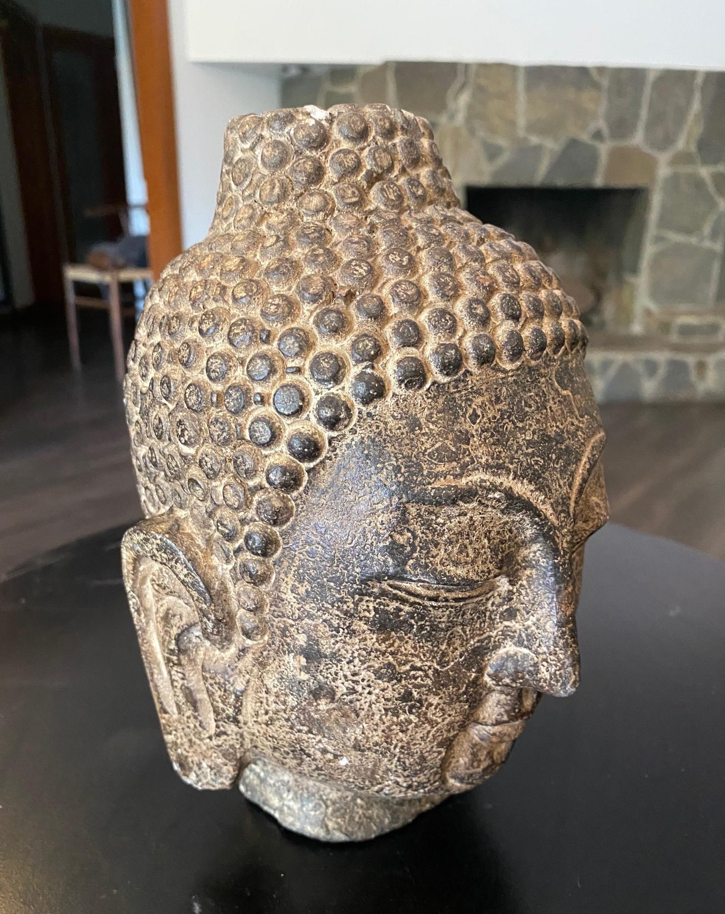 In Stein gehauene asiatische buddhistische Tempelskulptur Statue Kopf des Buddha, 19. im Angebot 4