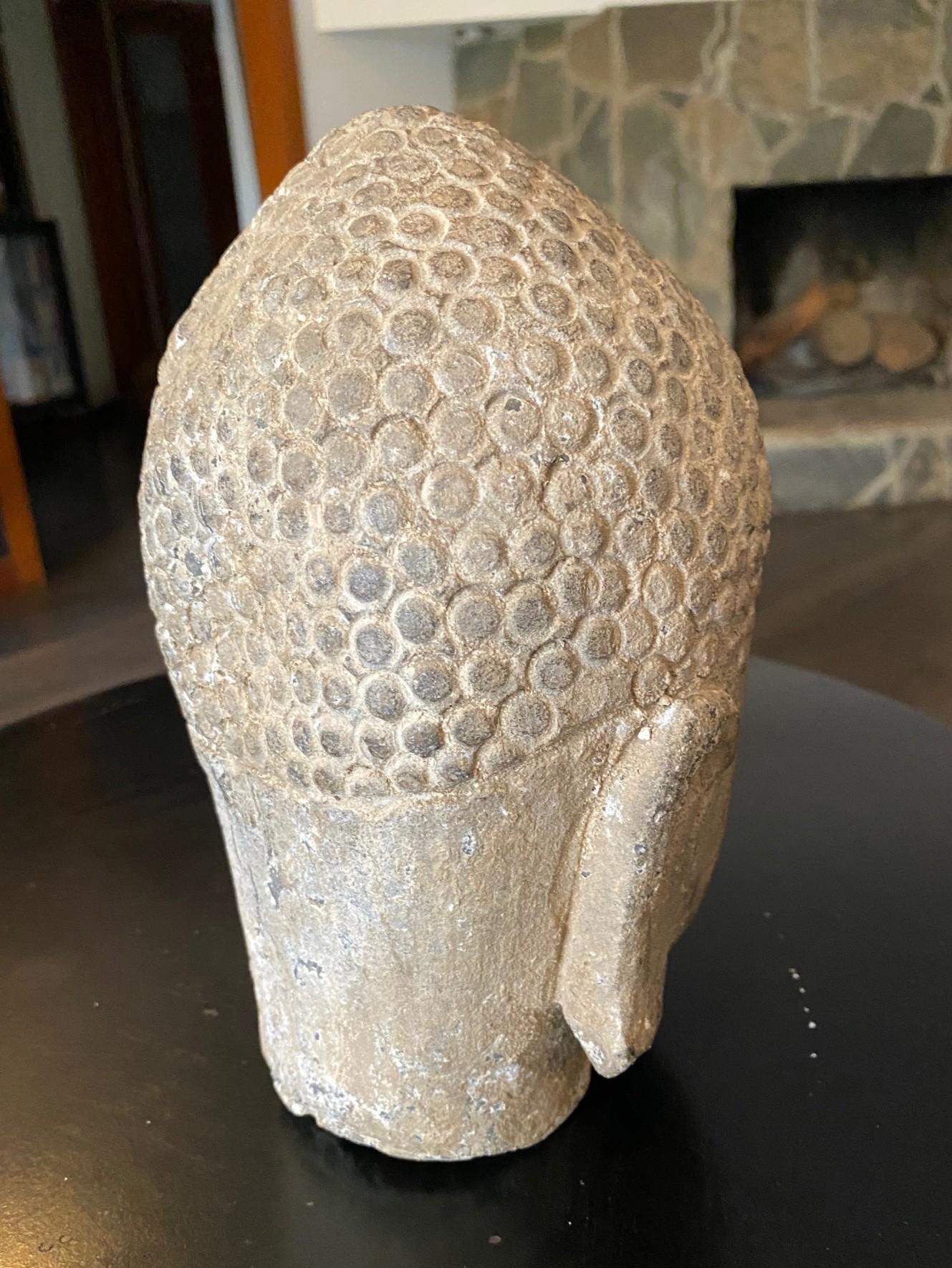 Scultura di pietra scolpita in un tempio buddista asiatico Testa di Buddha, XIX secolo in vendita 5