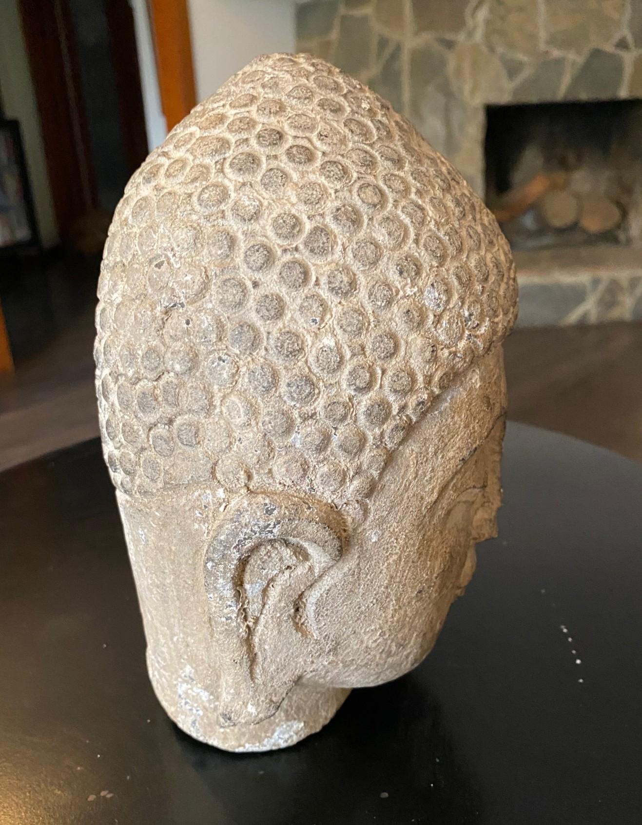 Scultura di pietra scolpita in un tempio buddista asiatico Testa di Buddha, XIX secolo in vendita 6