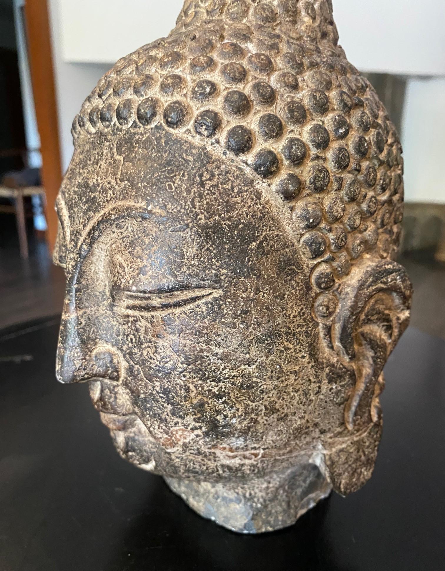 In Stein gehauene asiatische buddhistische Tempelskulptur Statue Kopf des Buddha, 19. im Angebot 6