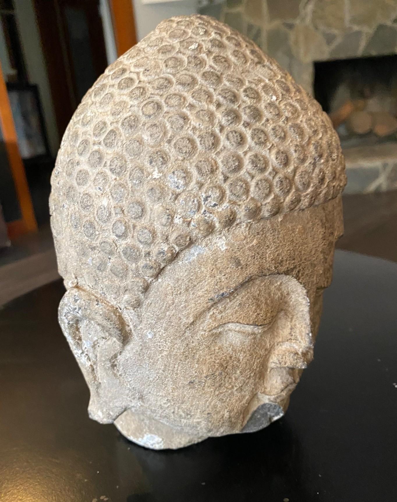 Scultura di pietra scolpita in un tempio buddista asiatico Testa di Buddha, XIX secolo in vendita 7