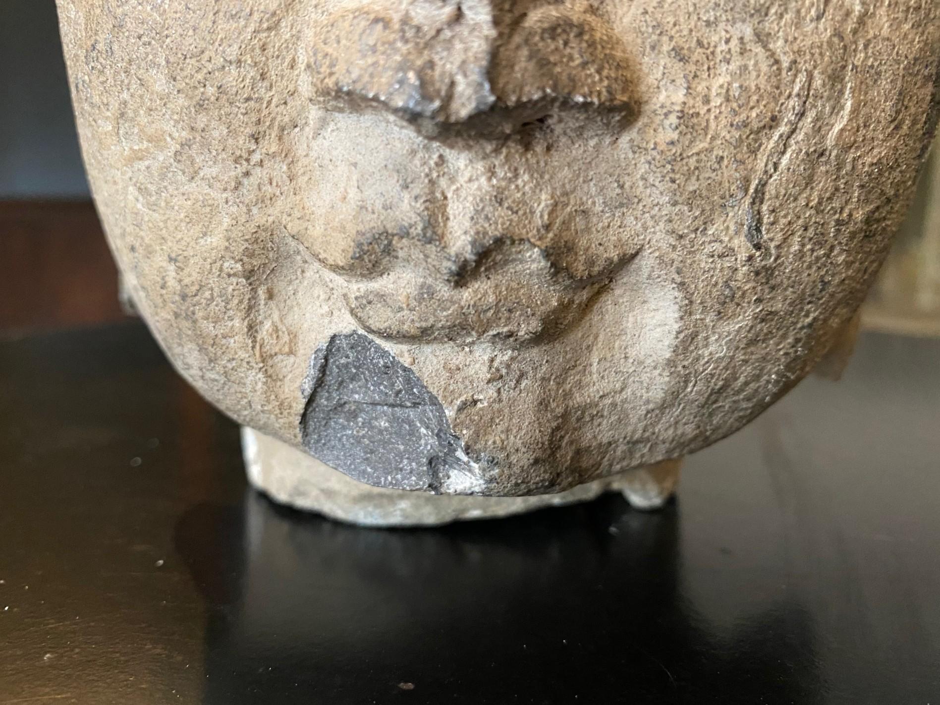 Scultura di pietra scolpita in un tempio buddista asiatico Testa di Buddha, XIX secolo in vendita 8