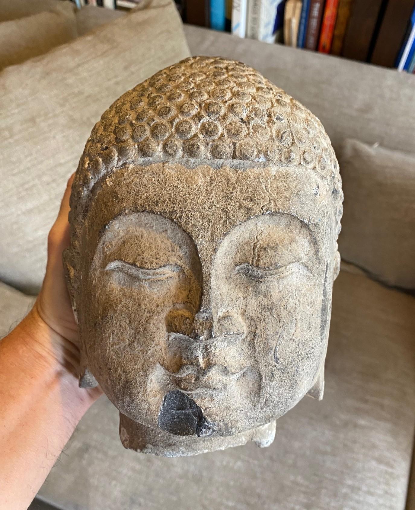 Scultura di pietra scolpita in un tempio buddista asiatico Testa di Buddha, XIX secolo in vendita 9