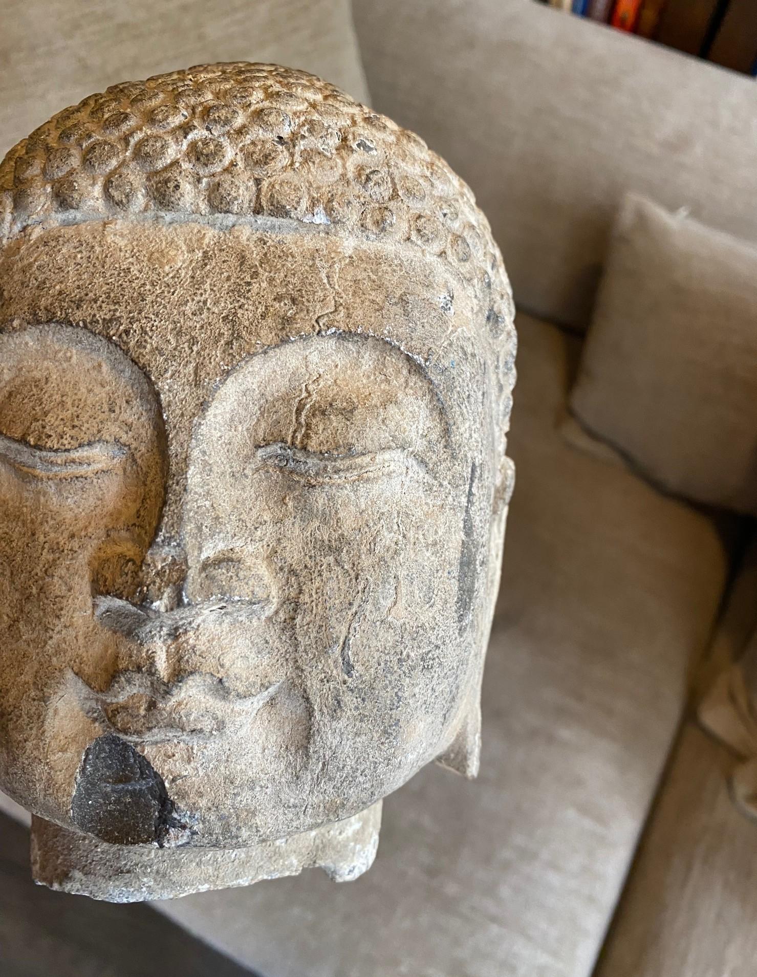 Scultura di pietra scolpita in un tempio buddista asiatico Testa di Buddha, XIX secolo in vendita 10